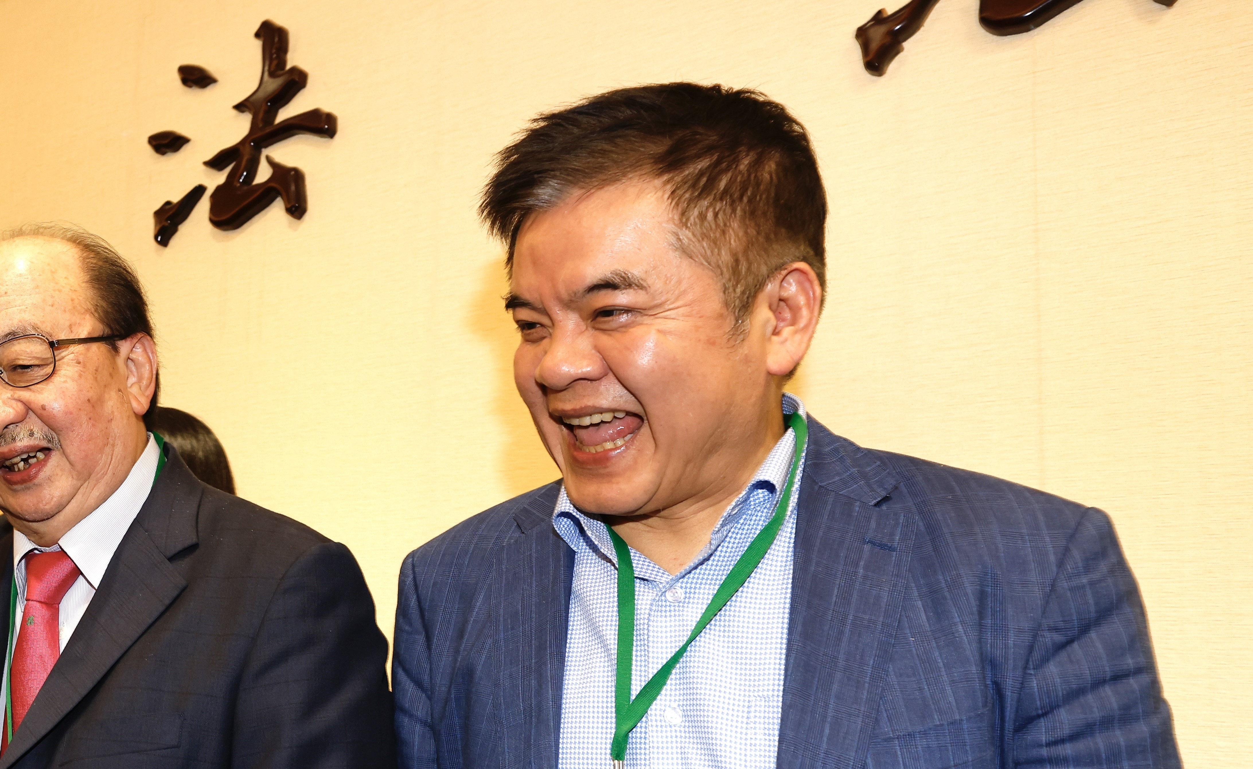 因「黃捷偷開鎖」一事，查看監視器畫面時意外抓包莊瑞雄抽違法加熱菸。