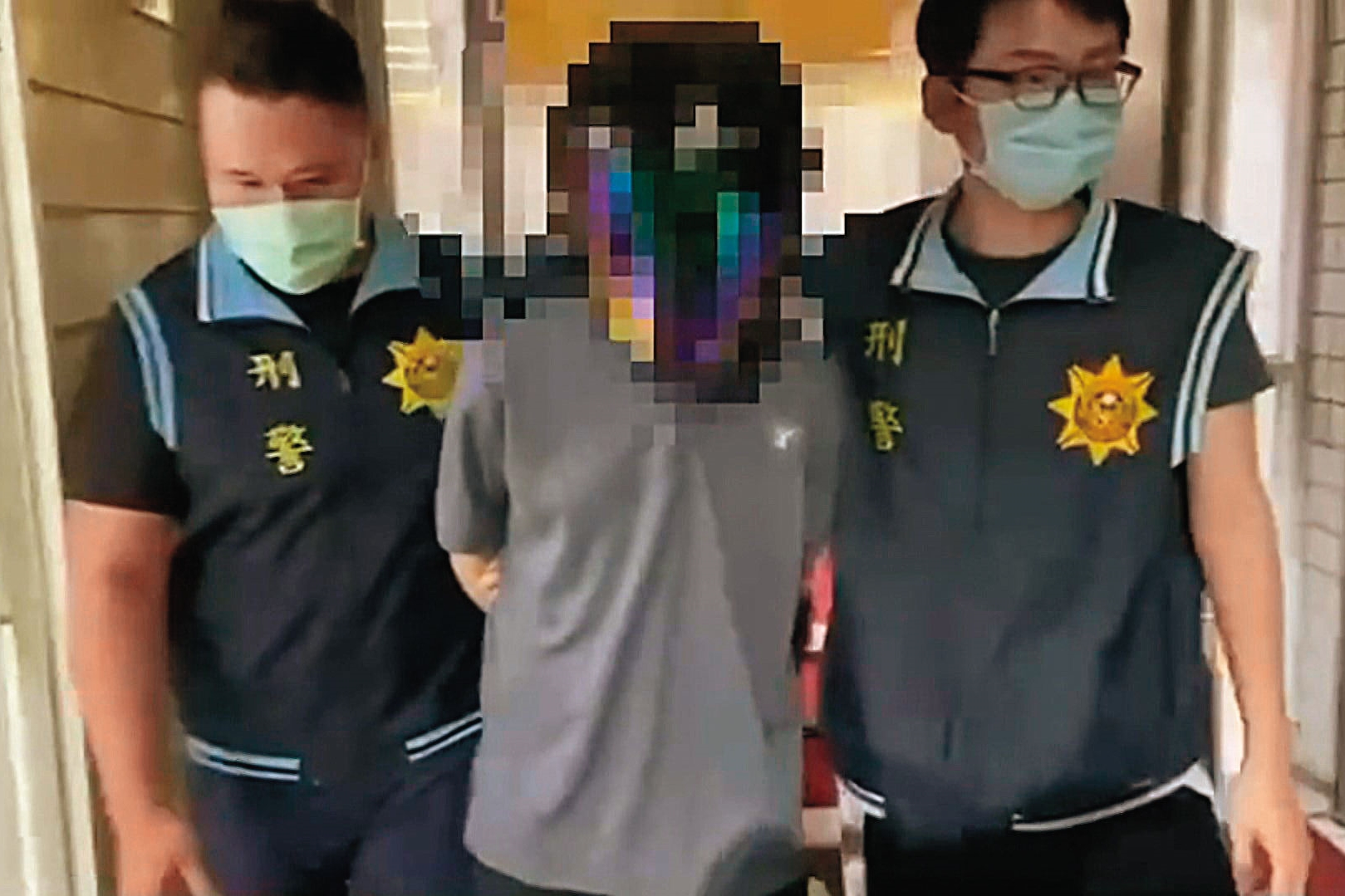 李男（中）遭逮後坦承犯案，被檢方依強盜殺人罪送辦，去年被判無期徒刑定讞。（東森新聞提供）