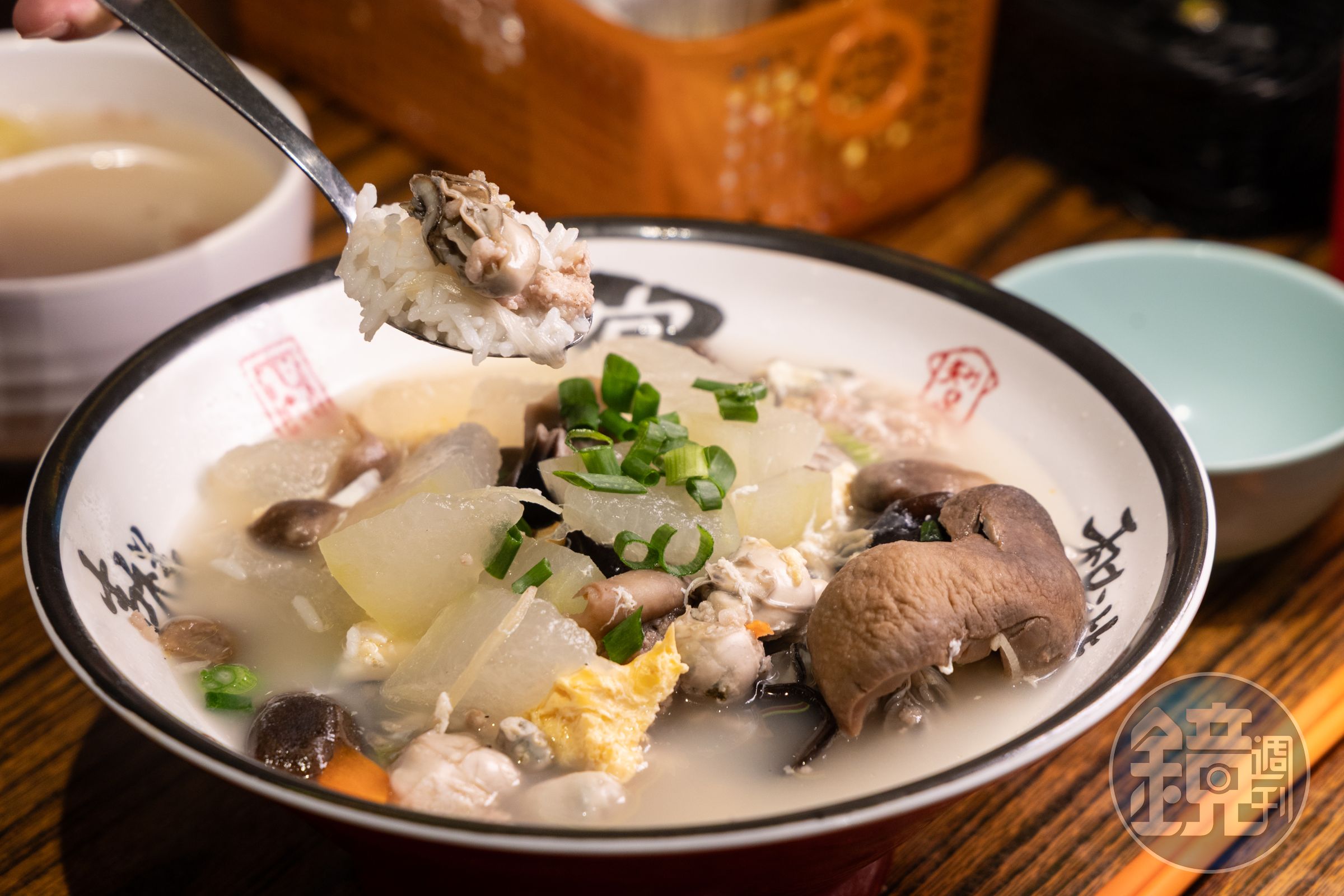 「冬瓜鹹蛋蠔仔肉碎泡飯」湯頭帶著海味與冬瓜清甜，蠔仔鮮嫩、鹹蛋滑香，配料多到快滿出來，一碗下肚真的超級飽。（港幣64元／份，約NT$241）