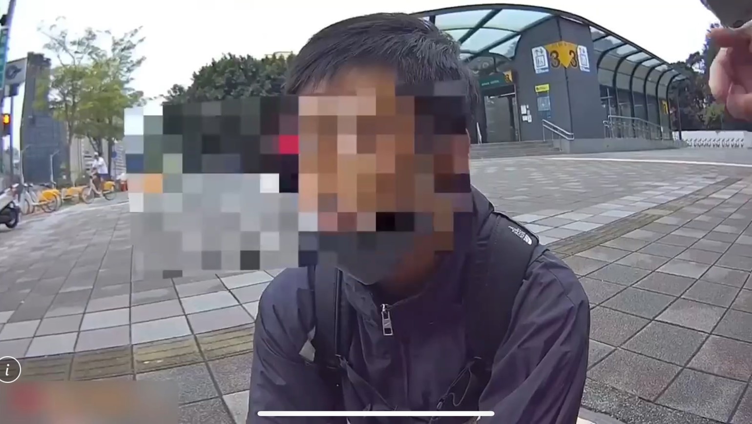 坐在機車後座的甘男被警方路檢盤查，查出身背6條通緝案。（翻攝畫面）