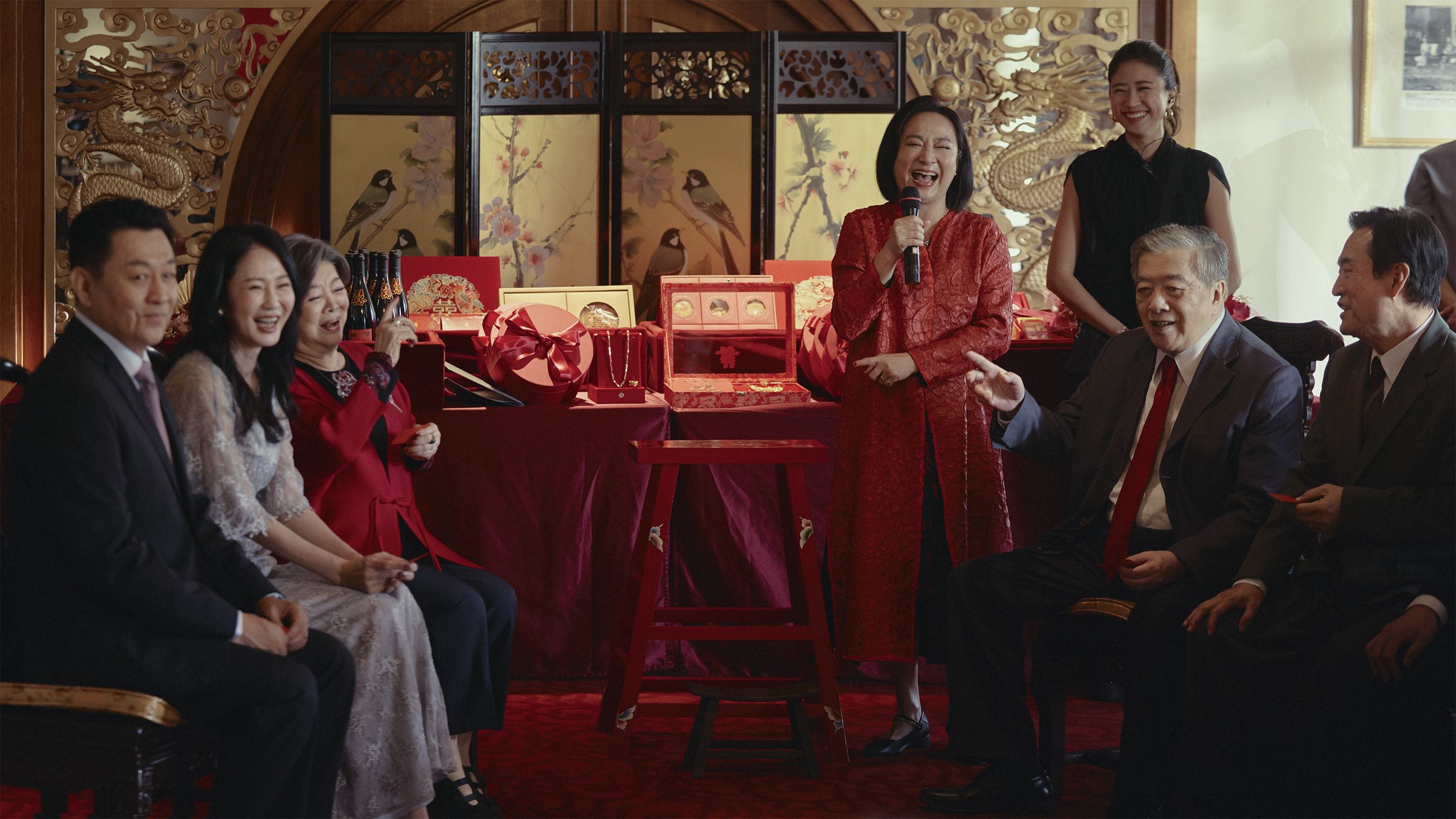 庹宗華(左起)、李之勤、陳淑芳、楊麗音、9m88、林在培,演出《雙囍》片中的迎親場面,可謂含金量極高的卡司組合,堪稱「最強喜宴賓客」。(水花電影提供)