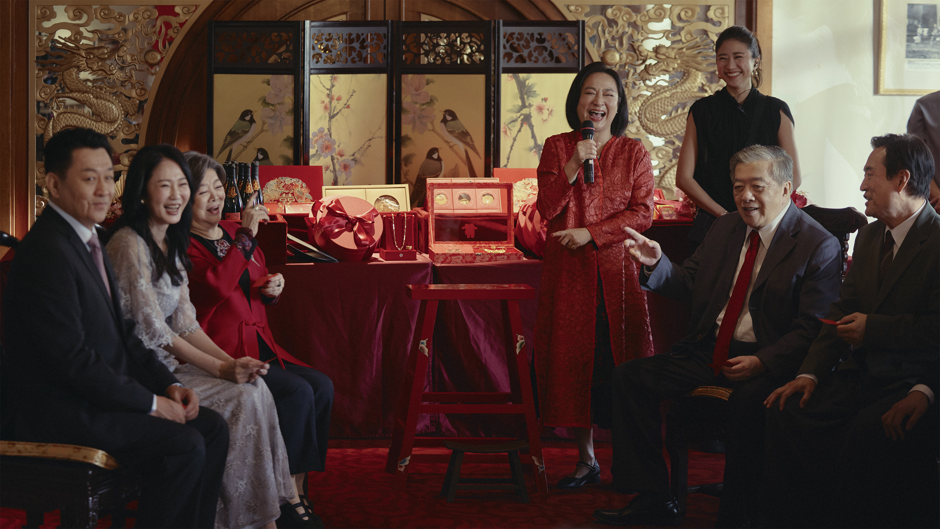 庹宗華（左起）、李之勤、陳淑芳、楊麗音、9m88、林在培，演出《雙囍》片中的迎親場面，可謂含金量極高的卡司組合，堪稱「最強喜宴賓客」。（水花電影提供）

