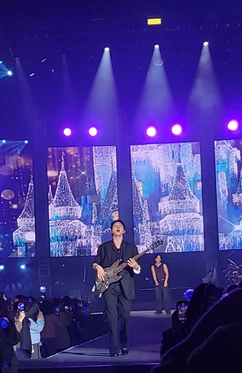 CNBLUE貝斯手李正信也用中文稱讚粉絲「真的真的很棒。」