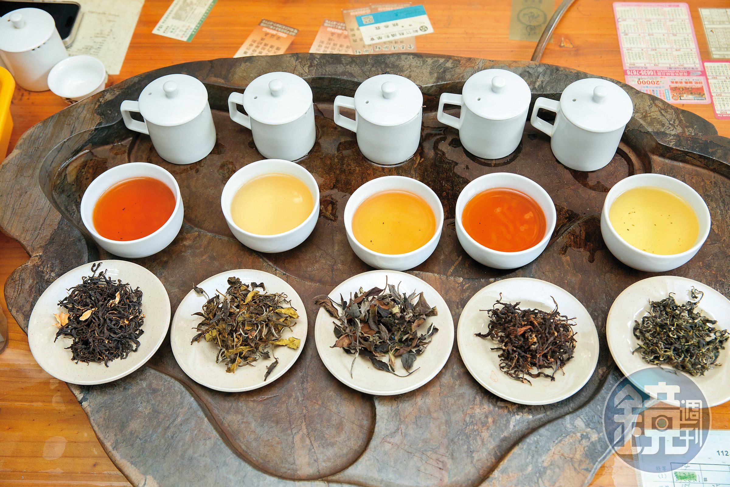 除了碧螺春，天芳茶行也製作蜜香紅茶、白茶、柚花紅茶。
