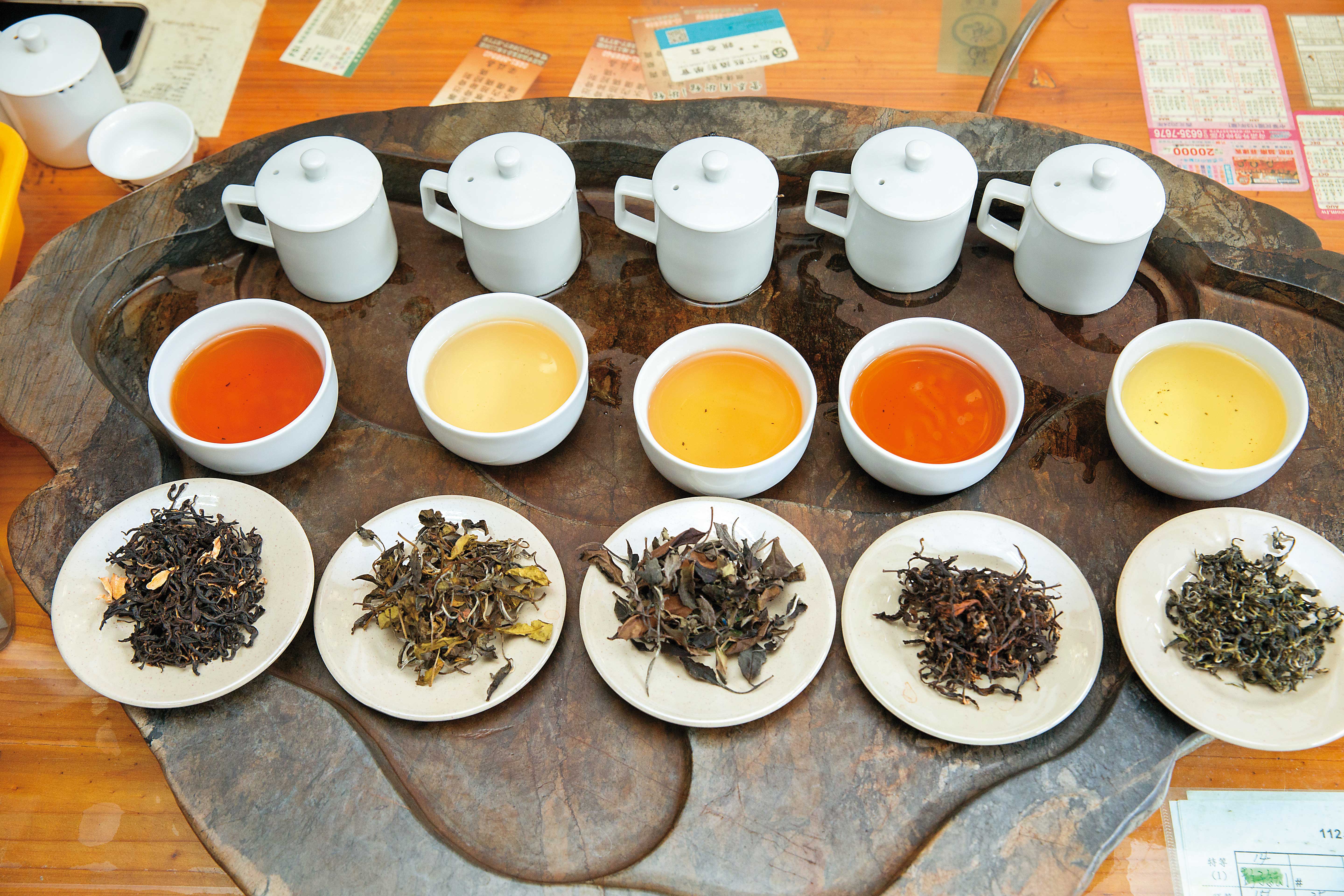 除了碧螺春，天芳茶行也製作蜜香紅茶、白茶、柚花紅茶。