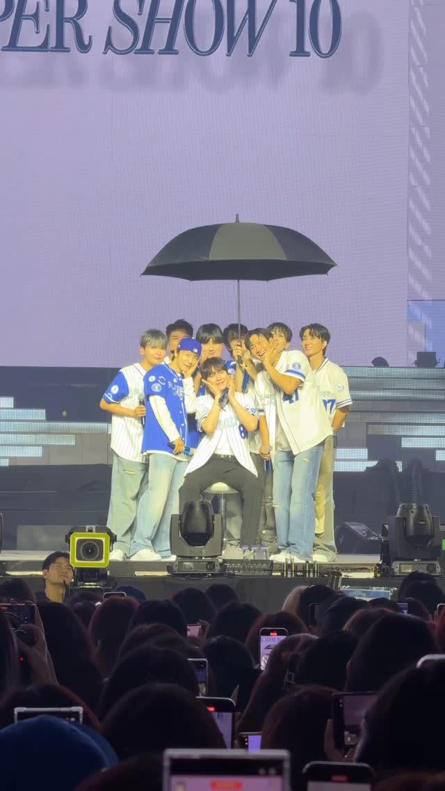 演唱會尾聲,圭賢坐在C位,在哥哥們的包圍下一起合照。(翻攝SJ IG)