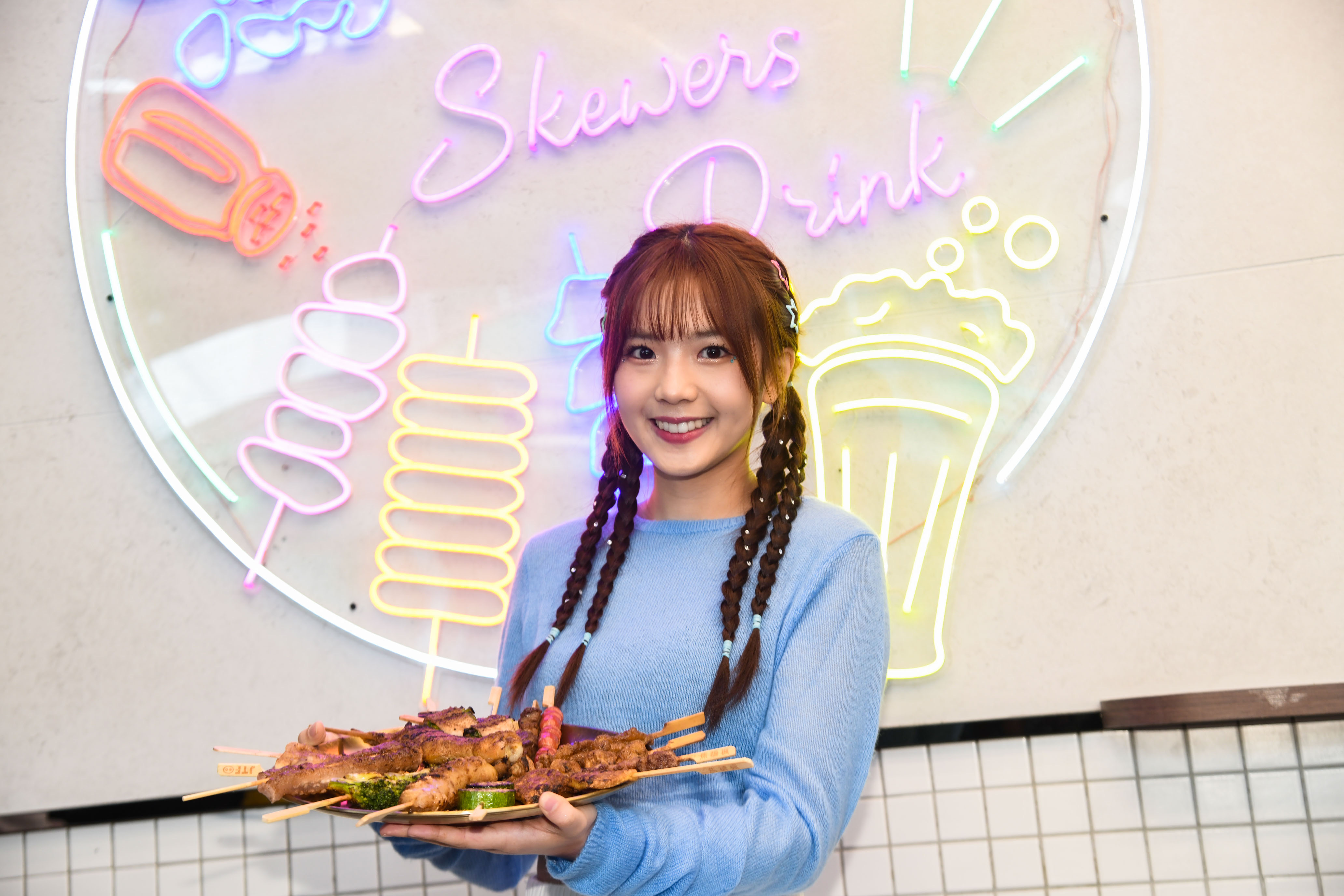 笑笑受串燒店邀請當一日店長。（焦糖楓提供）