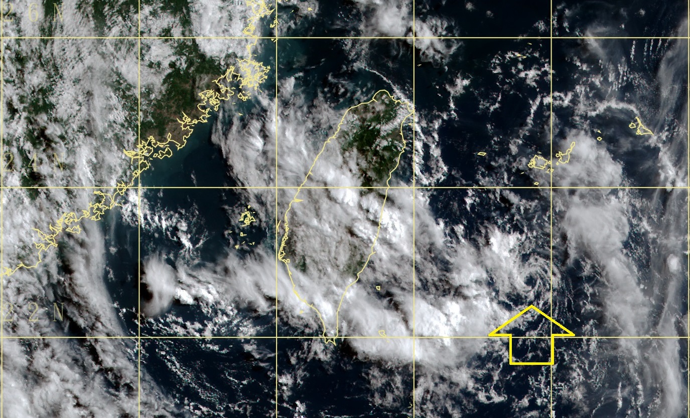 鄭明典今曬出一張衛星雲圖，分析提到低壓沒發展，不過仍得留意水氣，「一股熱帶過來的潮濕空氣已經到台灣上空」。（翻攝自鄭明典臉書）