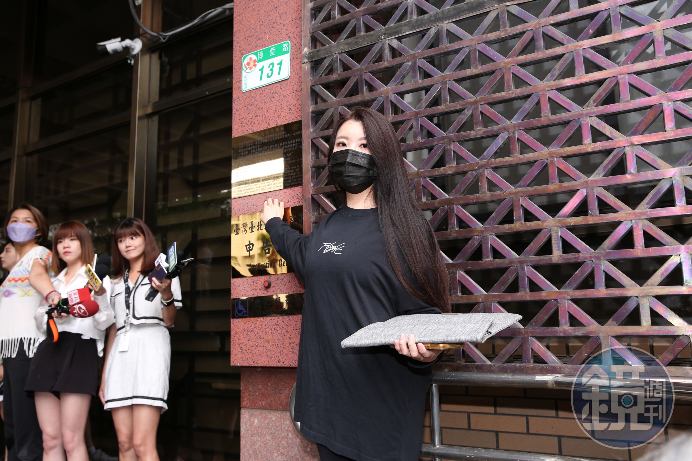 直播主「小紅老師」日前控訴遭NONO性騷擾,事後也陸續收到受害者爆料,她帶著受害者資料按鈴控告NONO,透露受害者多達30人。