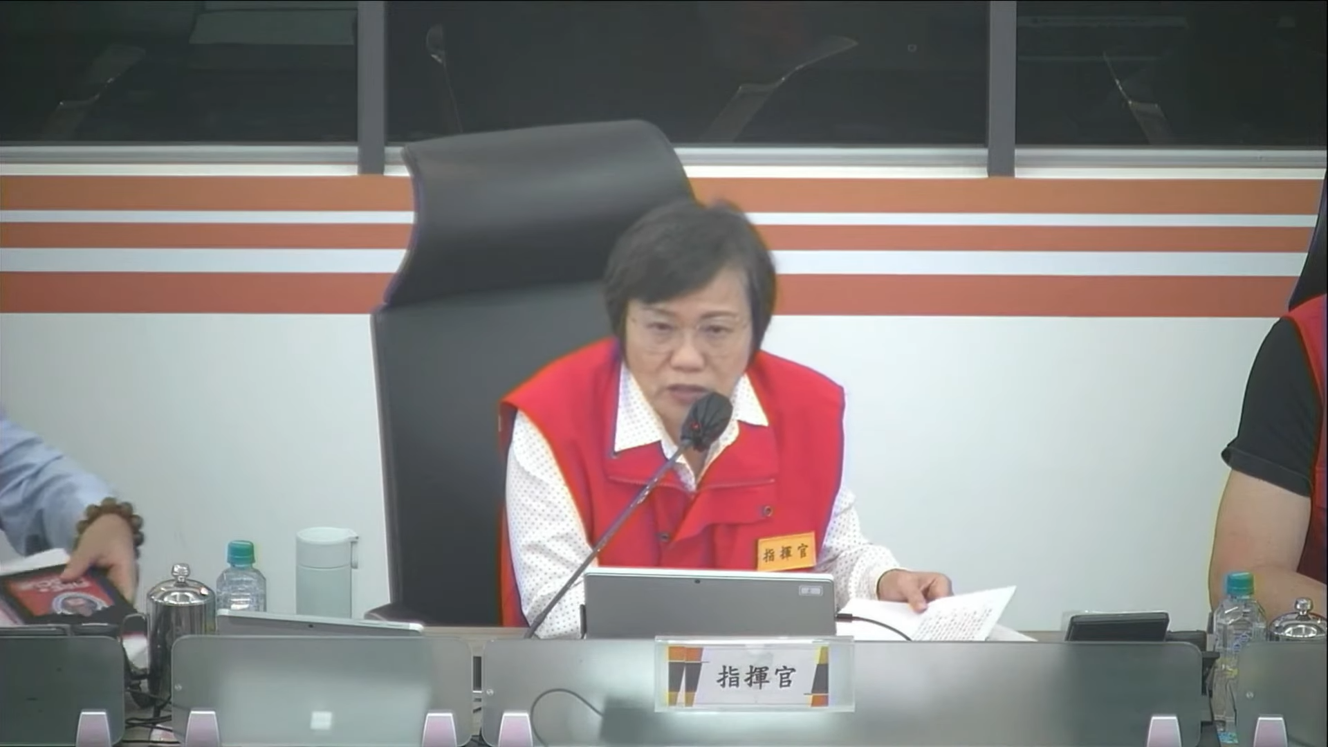 劉世芳擔任中央災害應變中心指揮官,連日主持救災會議,卻遭質疑發出訕笑聲。(翻攝自中央災害應變中心直播)