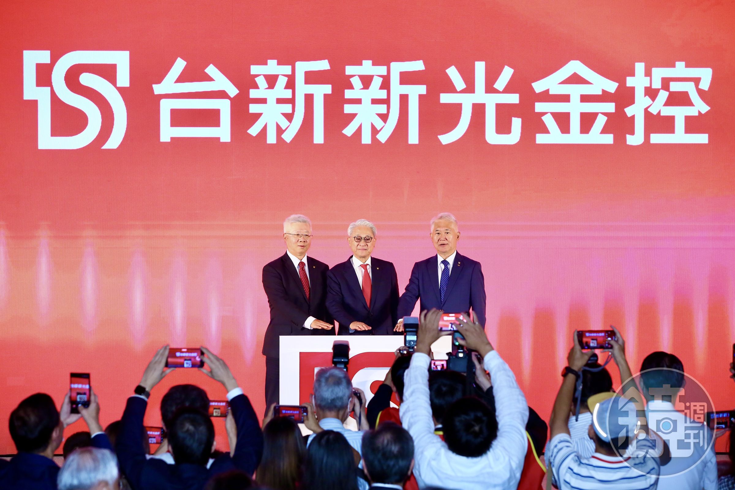 吳東亮在揭牌酒會上致詞,背後斗大紅底白字的「台新新光金控」六個字,是一群董監事的努力,也開啟臺灣金控競逐新的里程碑。
