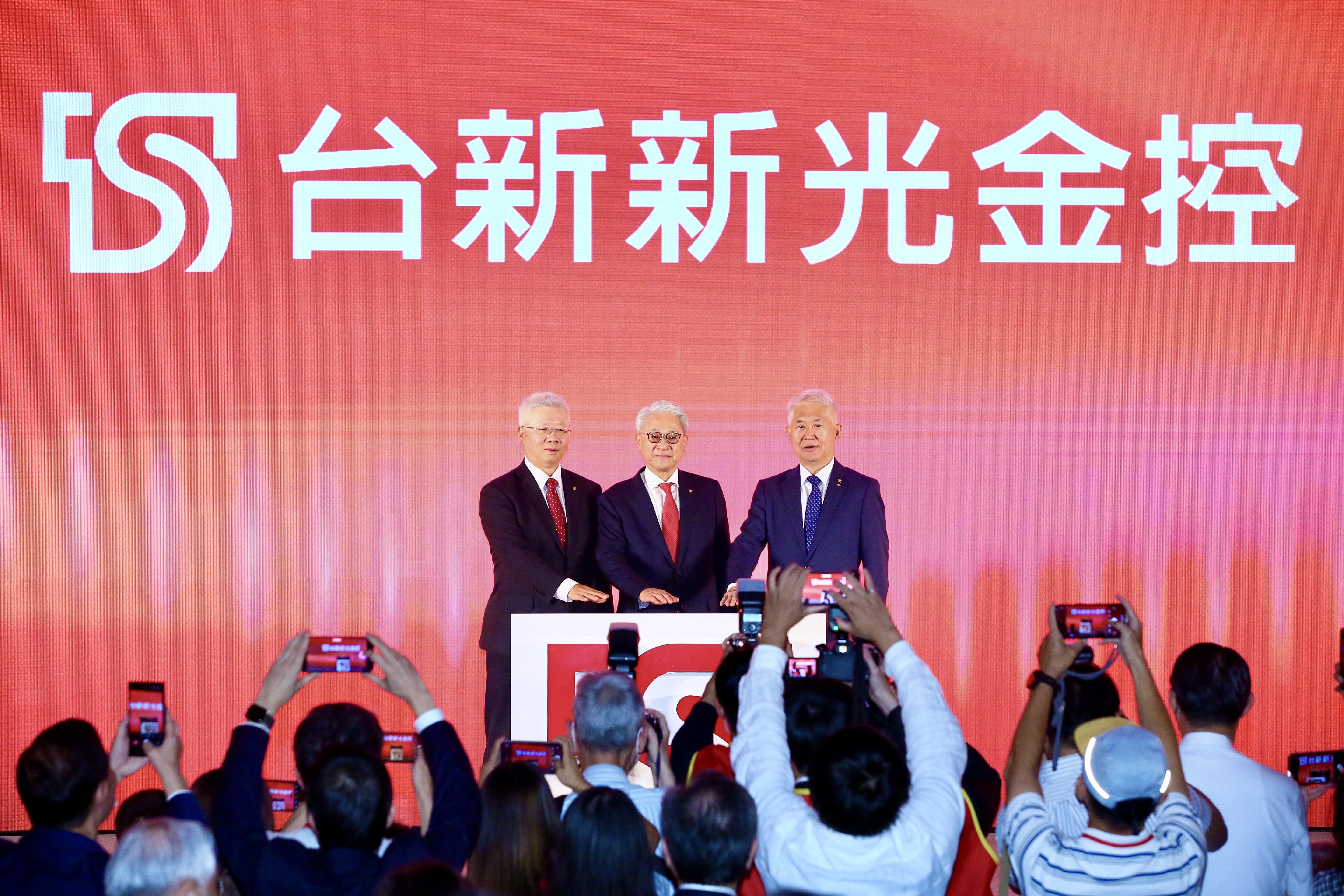 吳東亮在揭牌酒會上致詞，背後斗大紅底白字的「台新新光金控」六個字，是一群董監事的努力，也開啟臺灣金控競逐新的里程碑。