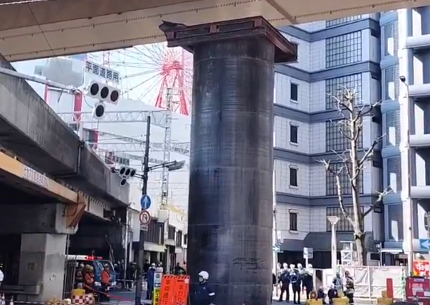 日本大阪市鬧區今日突有巨大地下管線竄上地面。（翻攝X@NDwpJ4l45XjVUGS）