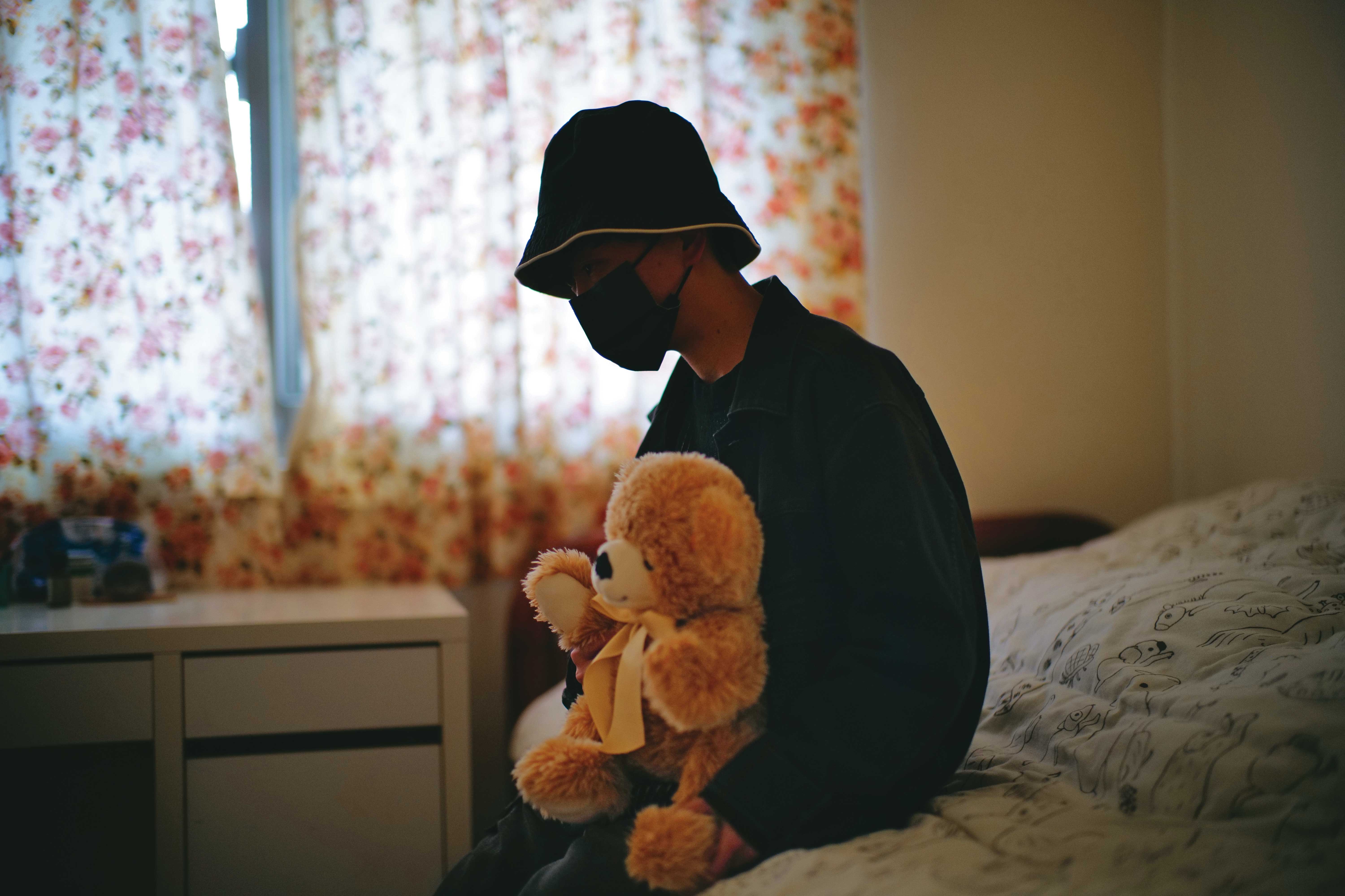 J年幼時被親戚不當觸碰身體，壓抑超過20年不敢說。