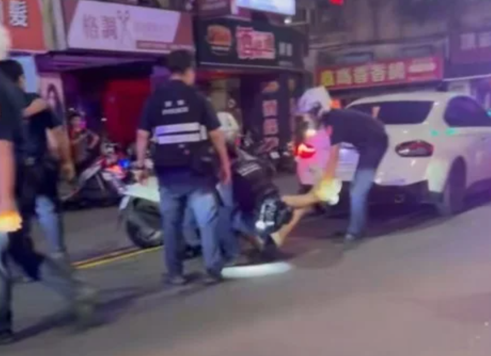 藝人侯沁潔3日深夜駕駛BMW行經新莊區幸福路，警方上前攔查時拒檢逃逸，被拉下車後在地板強烈反抗。（翻攝臉書）
