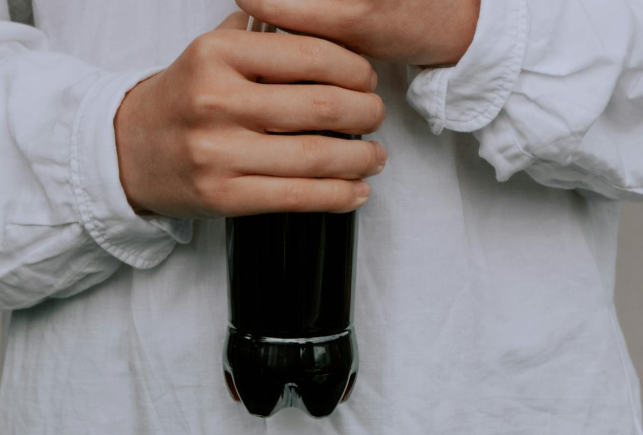 汽水瓶底設計採用花朵狀的造型,主要是避免運輸時因晃動導致瓶內氣體膨脹而爆裂。(示意圖,pexels)