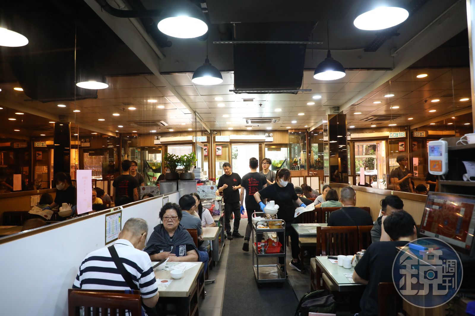 主要提供雙人與4人座位，空間不大，幾乎是肩並肩用餐。