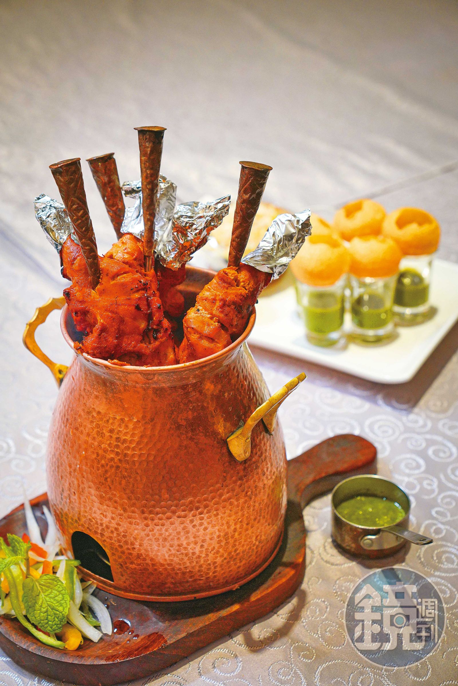 坦都碳烤雞腿多汁的祕訣，是每隻雞腿都浸泡在獨門綜合香料和優格整整一天。（580元／大份）