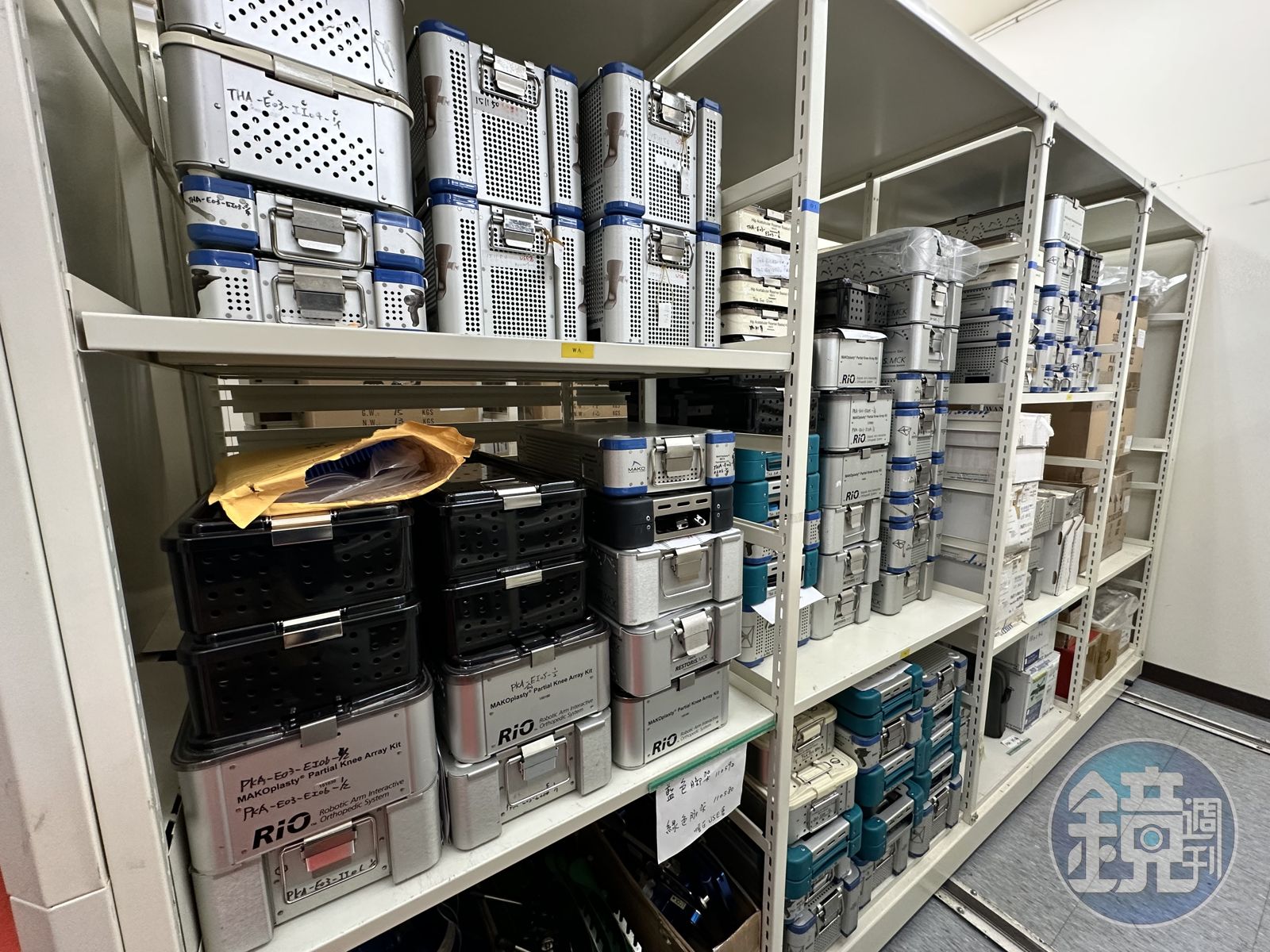 友信行倉庫內存放著大量「MAKO機械手臂」器材。