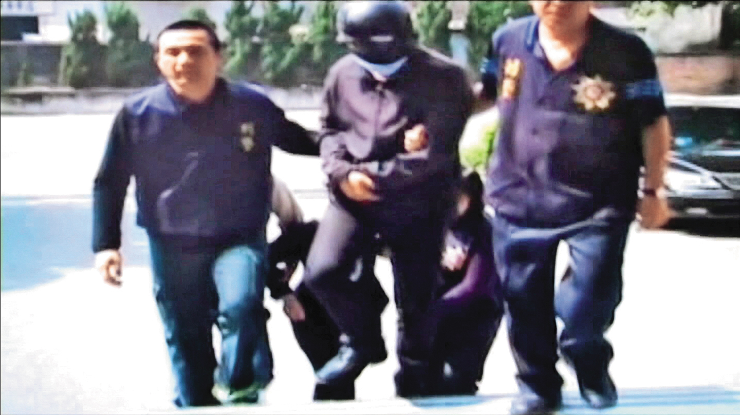 楊男（中）棄保潛逃，案發3年後因槍砲案被警方逮捕歸案。（東森新聞提供）