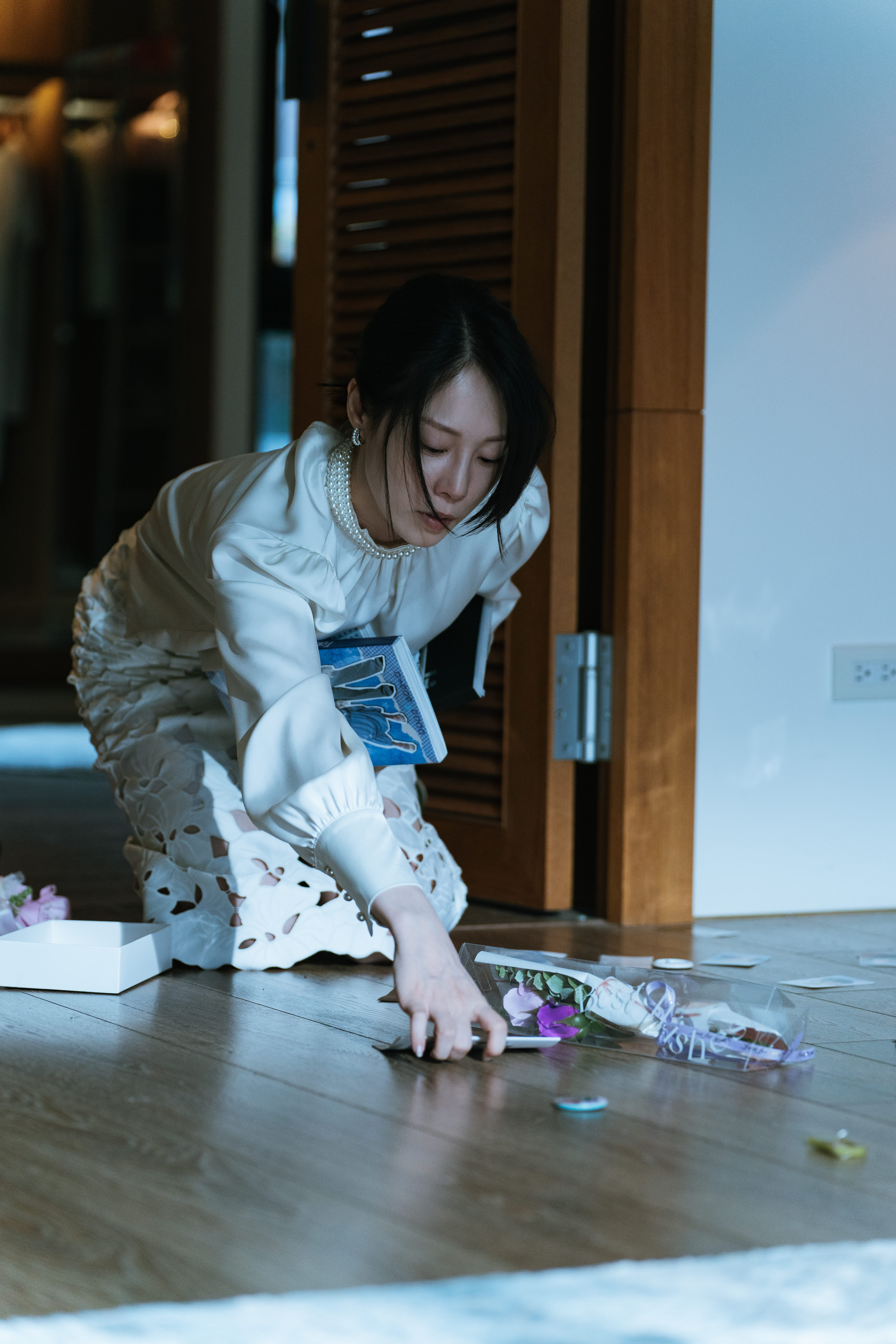 蔡亘晏跪著收拾被婆婆怒嗆砸毀的女團青春回憶。瀚草
