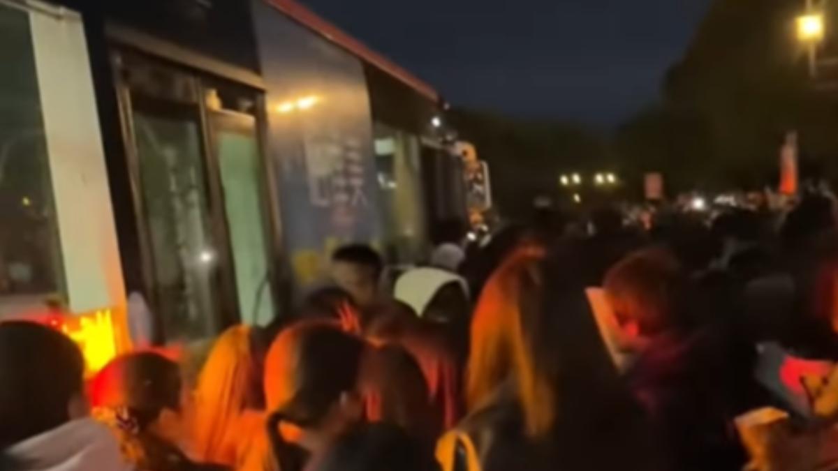 大批青少年因無公車可搭，滯留在六福村園區外。（翻攝畫面）