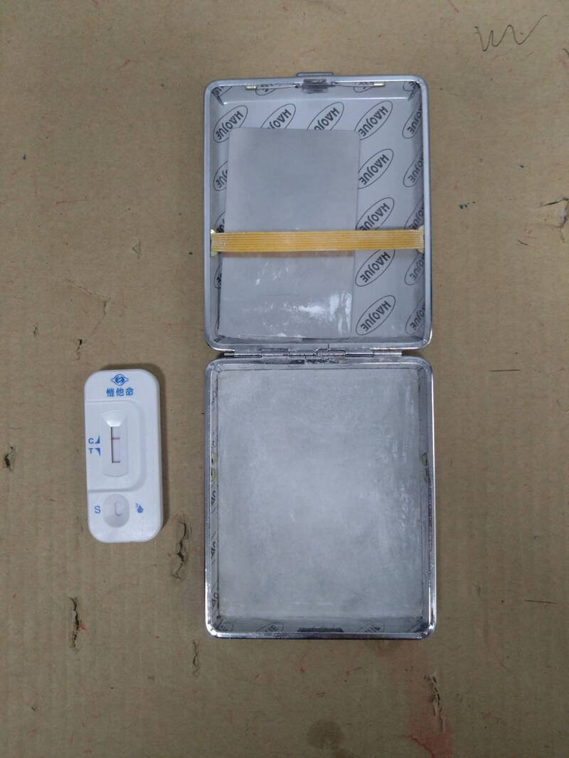 警方在車上搜出上面有毒品殘渣的K盤,雷男同夥也一併被捕。(警方提供)