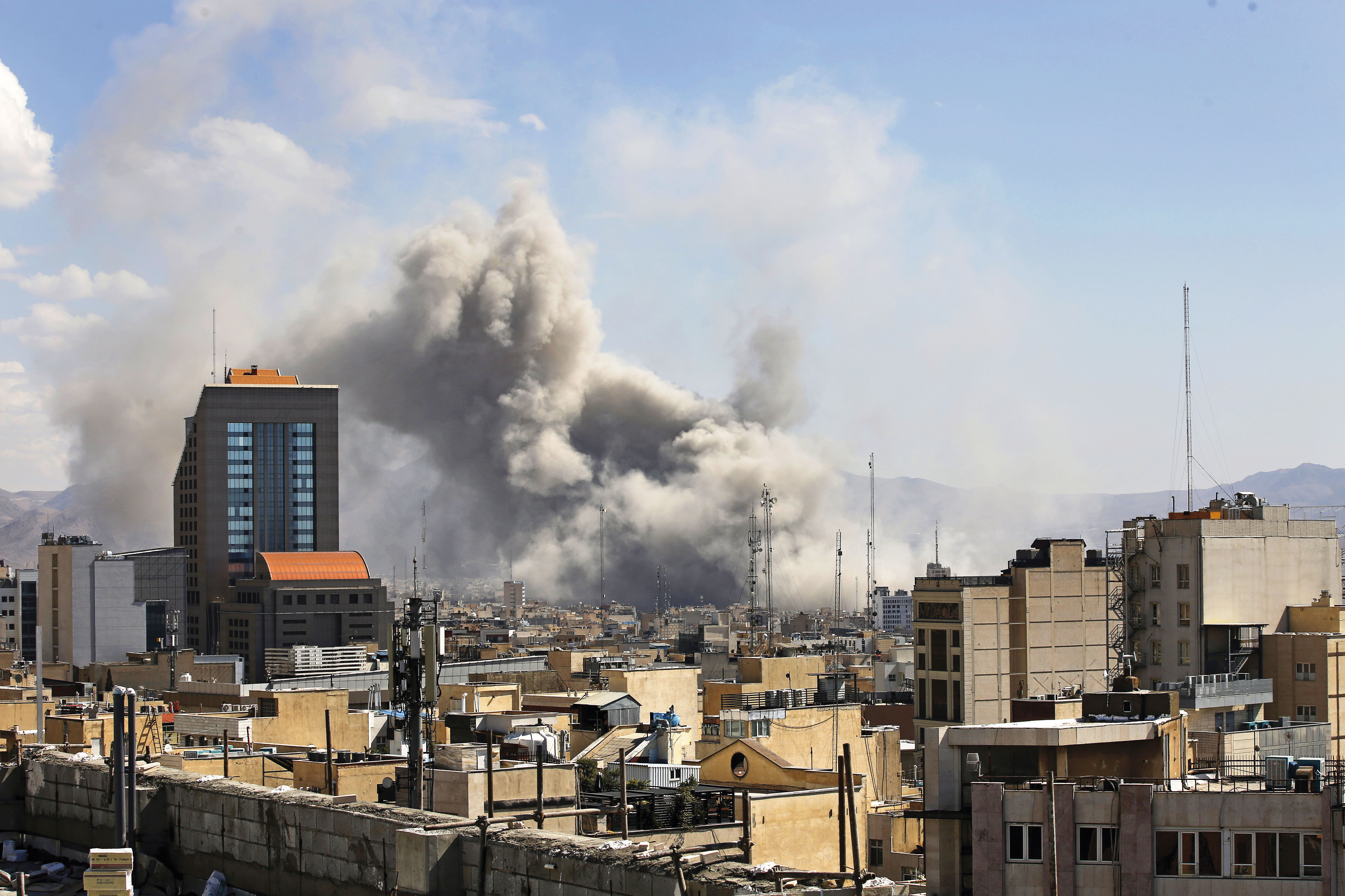 美以聯軍對伊朗發動攻擊,伊朗首都德黑蘭遭遇空襲,最高領袖哈米尼喪命。(東方IC)