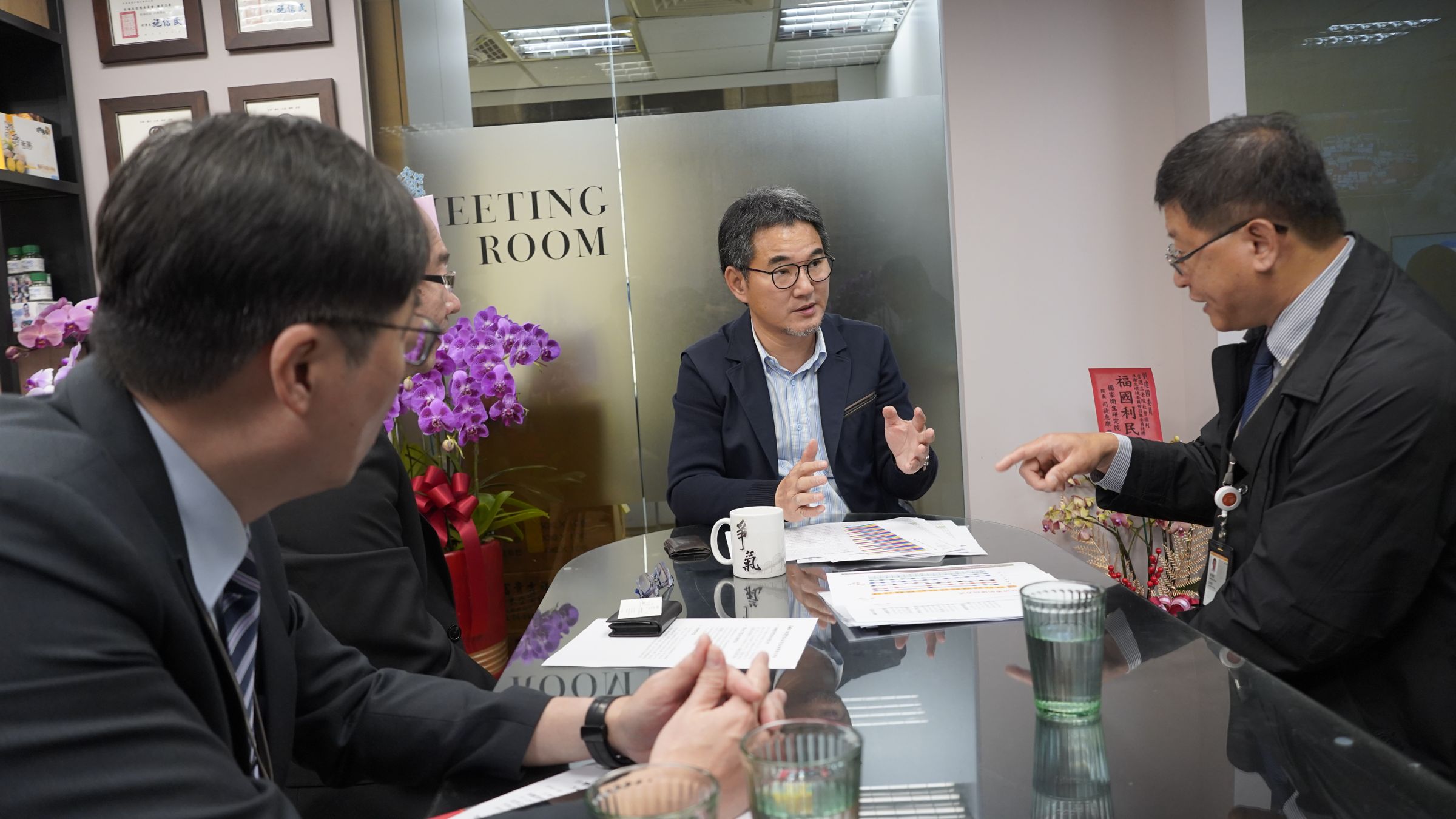 劉建國與高鐵公司討論爭取,提供雲林地區民眾更便捷的高鐵服務。(劉建國辦公室提供)