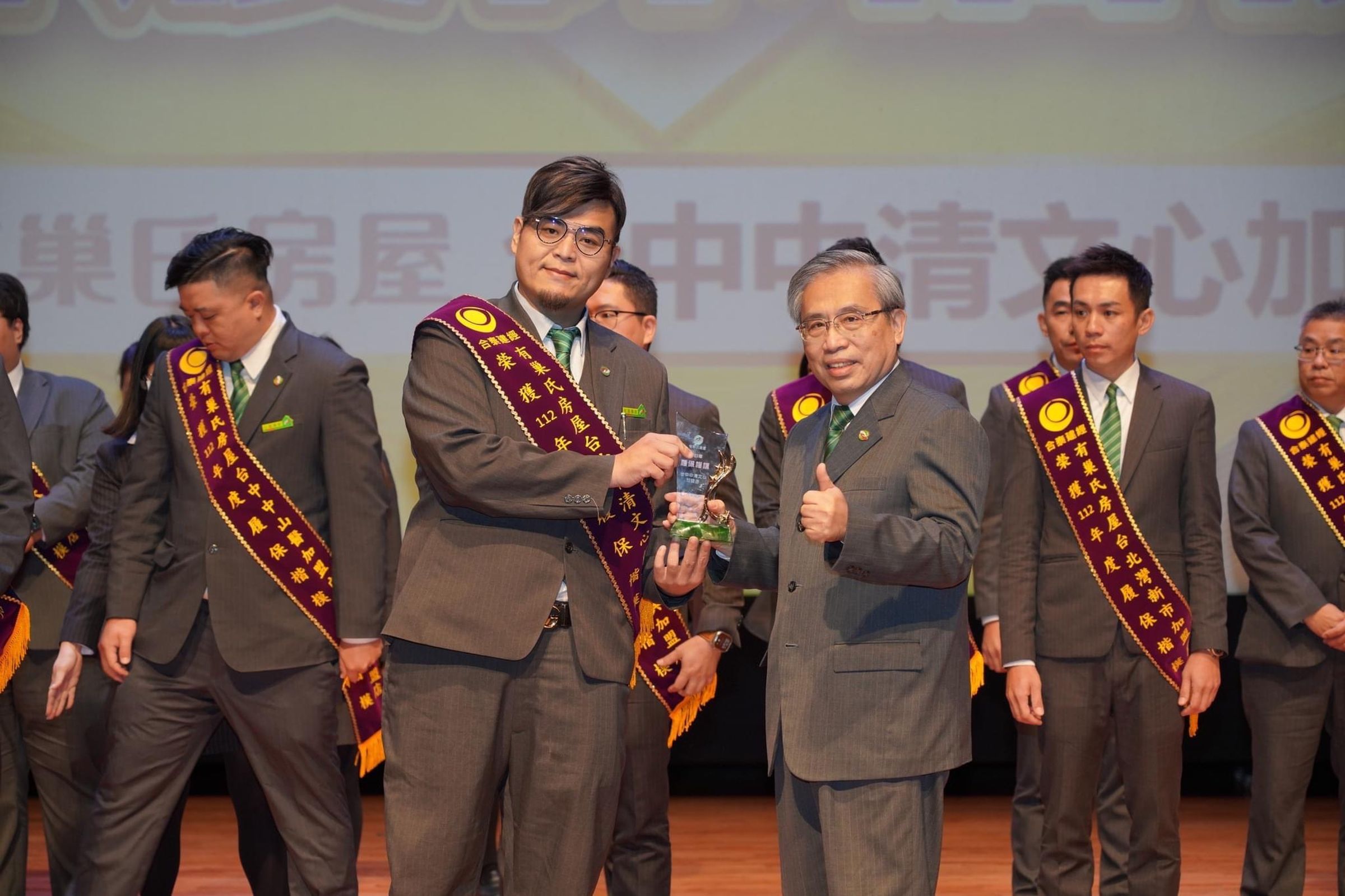 有巢氏房屋台中中清文心加盟店開幕4年,2023獲頒有巢氏中台灣業績第二 (永慶房產集團提供)。
