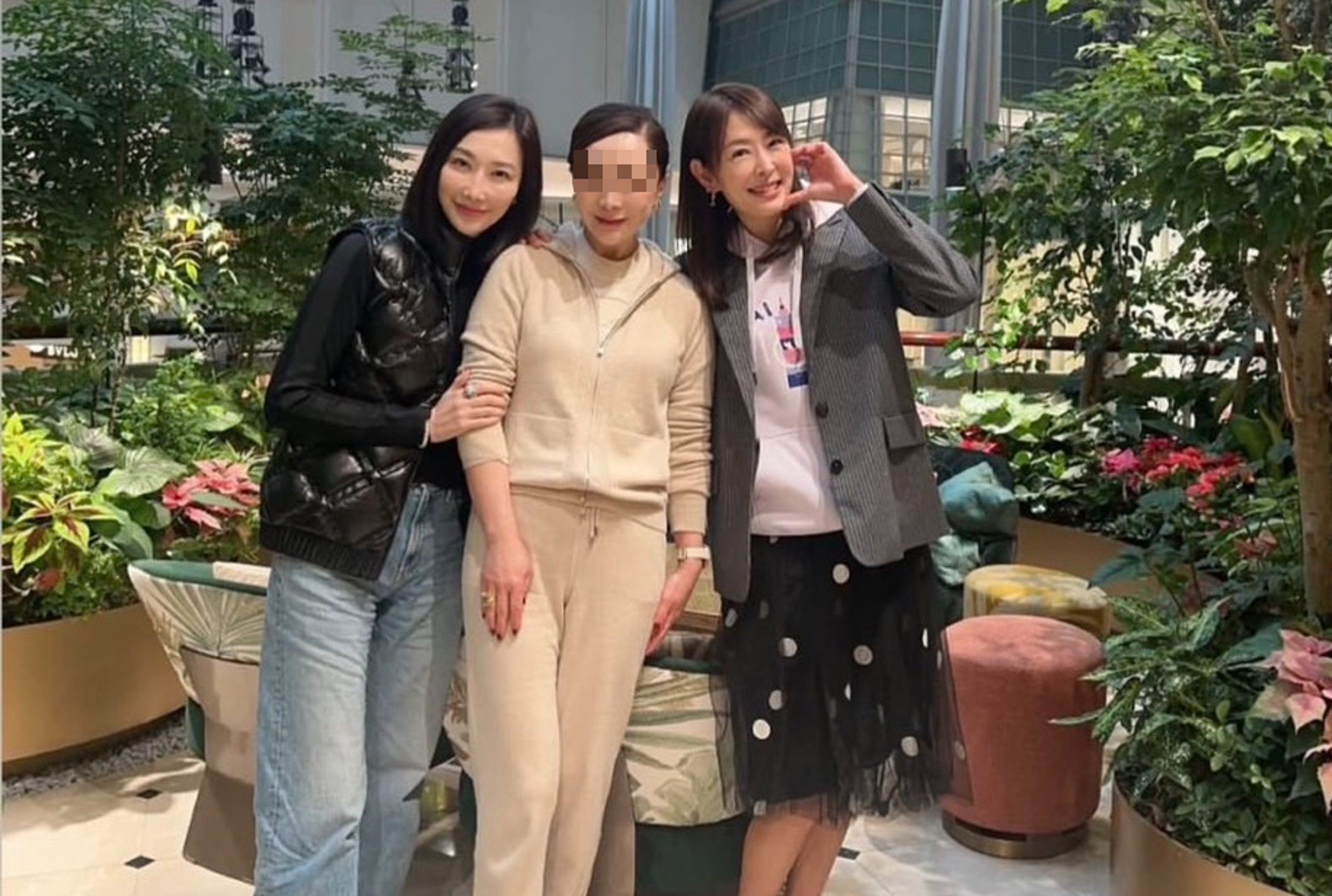 賈永婕(右)帶錢德月(左)和友人在101血拼。(翻攝賈永婕IG)