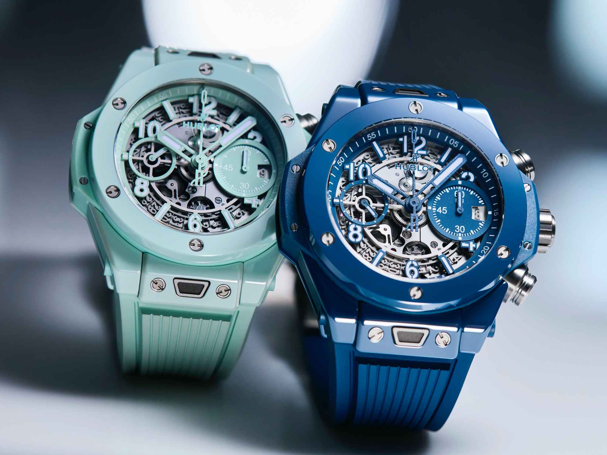 HUBLOT Big Bang Unico Ceramic 宇舶獨家開發的彩色陶瓷燒結技術，可以製作出色彩飽和穩定的陶瓷色澤，而且品牌聲稱色票上的任何顏色都燒得出來，從今年推出的「深藍」與「薄荷綠」陶瓷腕錶，即可知道其所言非虛，其外觀呈柔霧質感，顏色乾淨透亮，在光線的反射下閃耀光澤並呈現飽和色彩，防水100米，非常適合夏天佩戴。 功能：時、分、小秒針指示；計時碼錶；日期顯示 機芯：自動上鏈機芯 定價：約NT$744,000