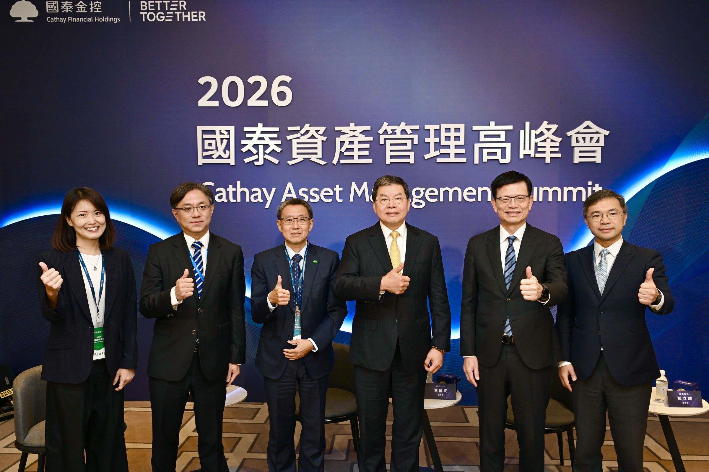 國泰資產管理以國泰投信為核心，隨其資產管理規模持續擴大，持續深化投資研究、產品策略及全權委託等專業能力，以國際級標準，承接集團長期資金、整合專業投資資源，邁向區域資產管理平台。國泰金控總經理李長庚（右三）、國泰投信董事長李偉正（右二）、國泰人壽總經理林昭廷（左三）、國泰世華銀行發言人傅伯昇（左二）、國泰投信投資長鄭立誠（右一）、國泰金控副總施君蘭（左一）共同出席會後媒體聯訪。（圖／國泰金控提供）
