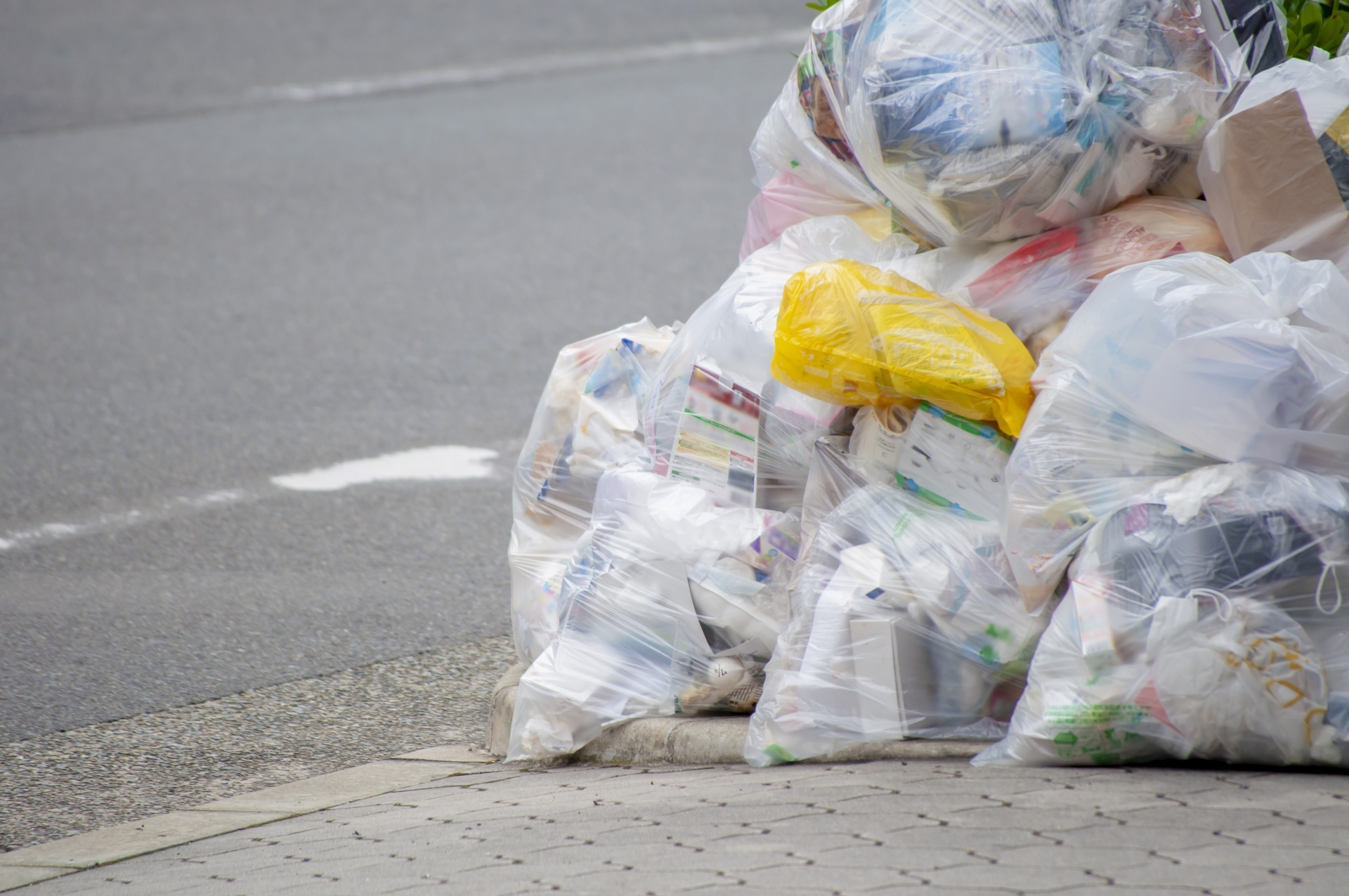 清潔隊員因收賄協助林姓醫生清理垃圾，遭法院判刑。（示意圖，photoAC）