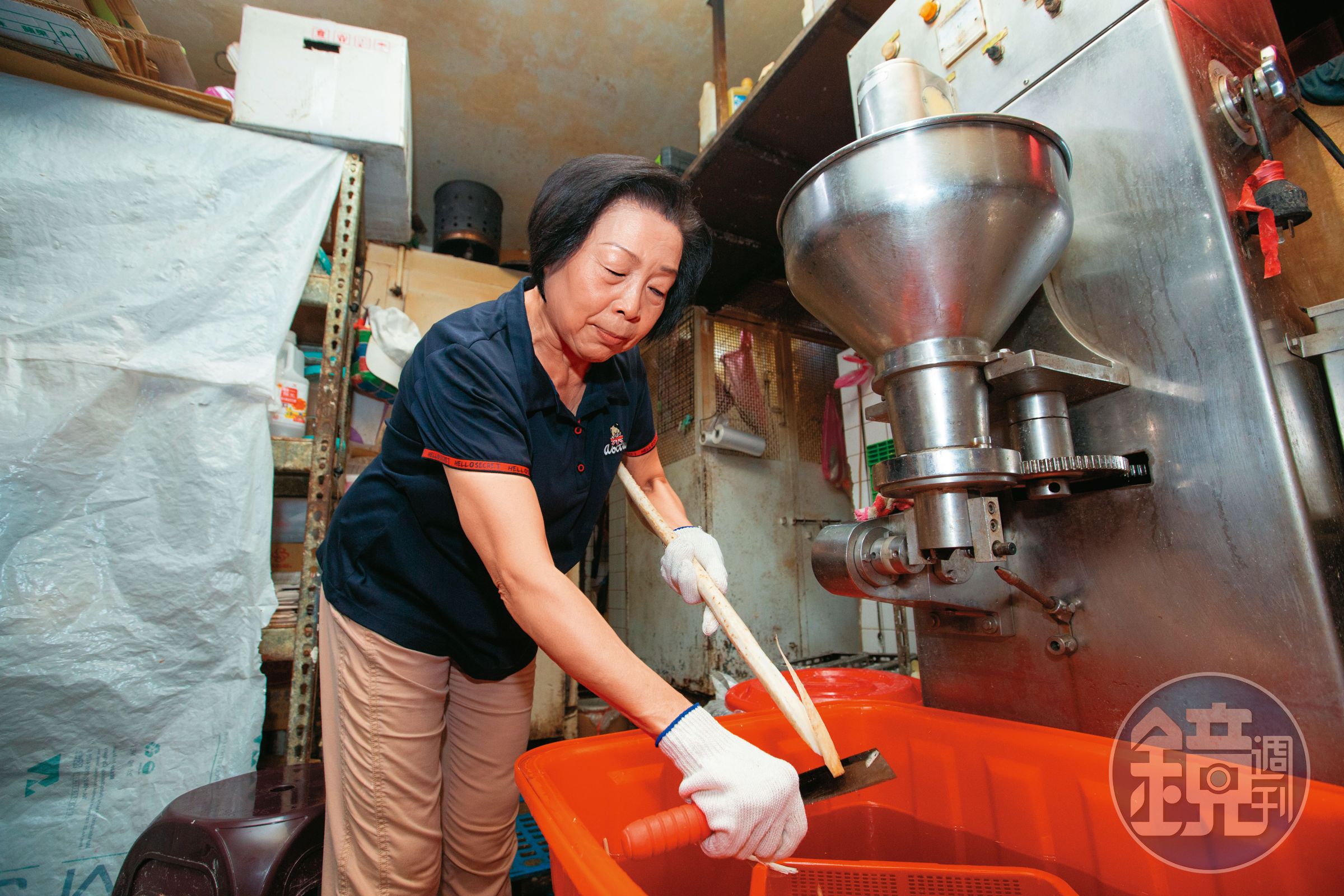 鄭曾豔鳳研發炸牛蒡,相當受客人喜愛,以前還曾因賣量太大,削牛蒡削到睡著。