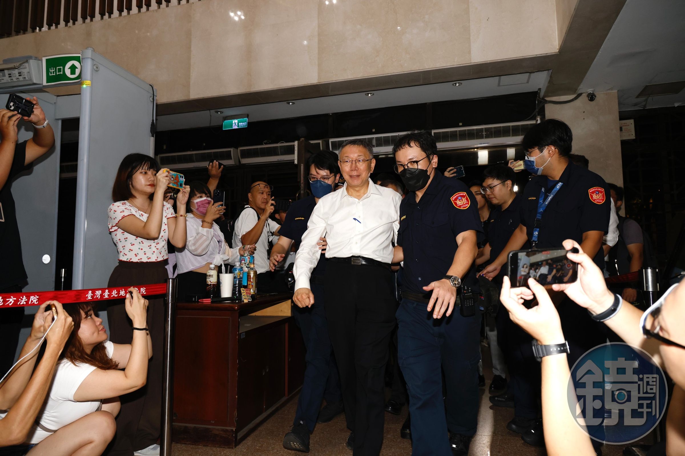 柯文哲走進北檢,準備接受複訊。