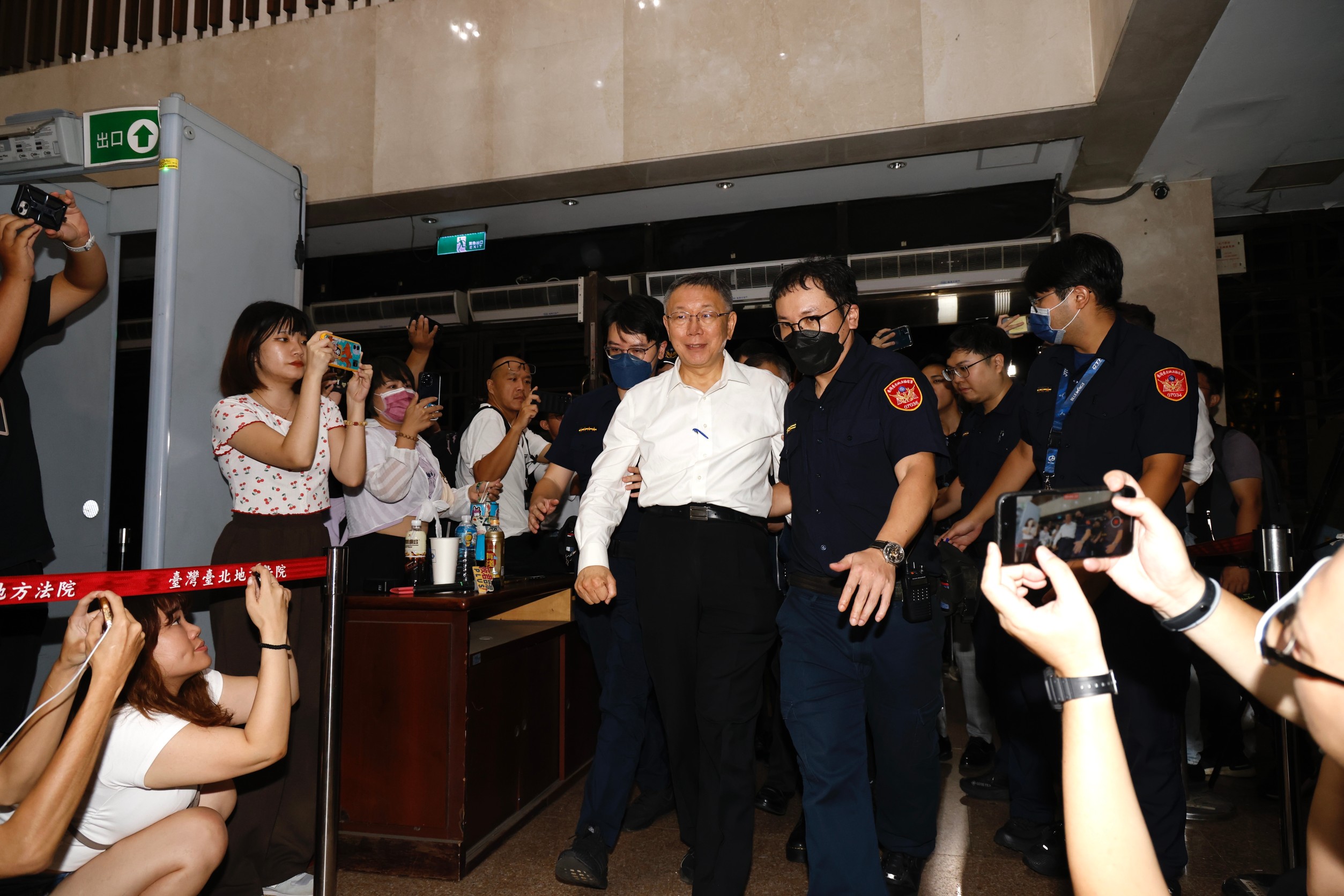 柯文哲走進北檢，準備接受複訊。