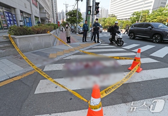 兩網紅結怨開殺！他在法院前轉播遭對方狠刺，恐怖畫面全放送。（翻自《NEWS 1》）