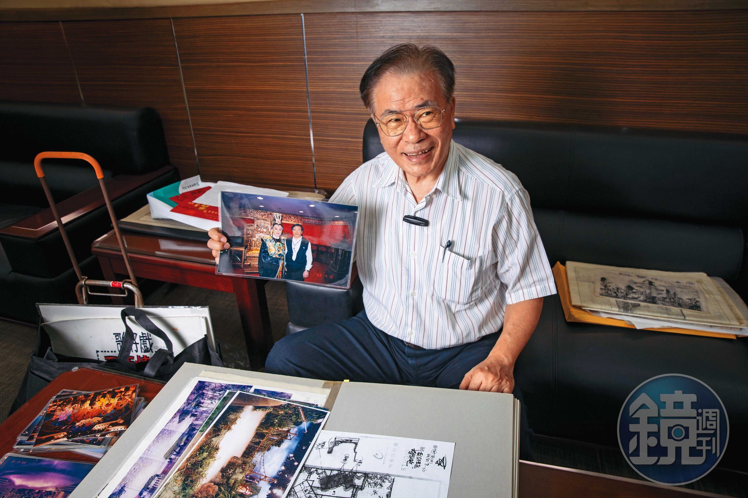吳進成過去是《龍兄虎弟》、楊麗花歌仔戲的美術指導，曾以8點檔《新白娘子傳奇》入圍金鐘獎。