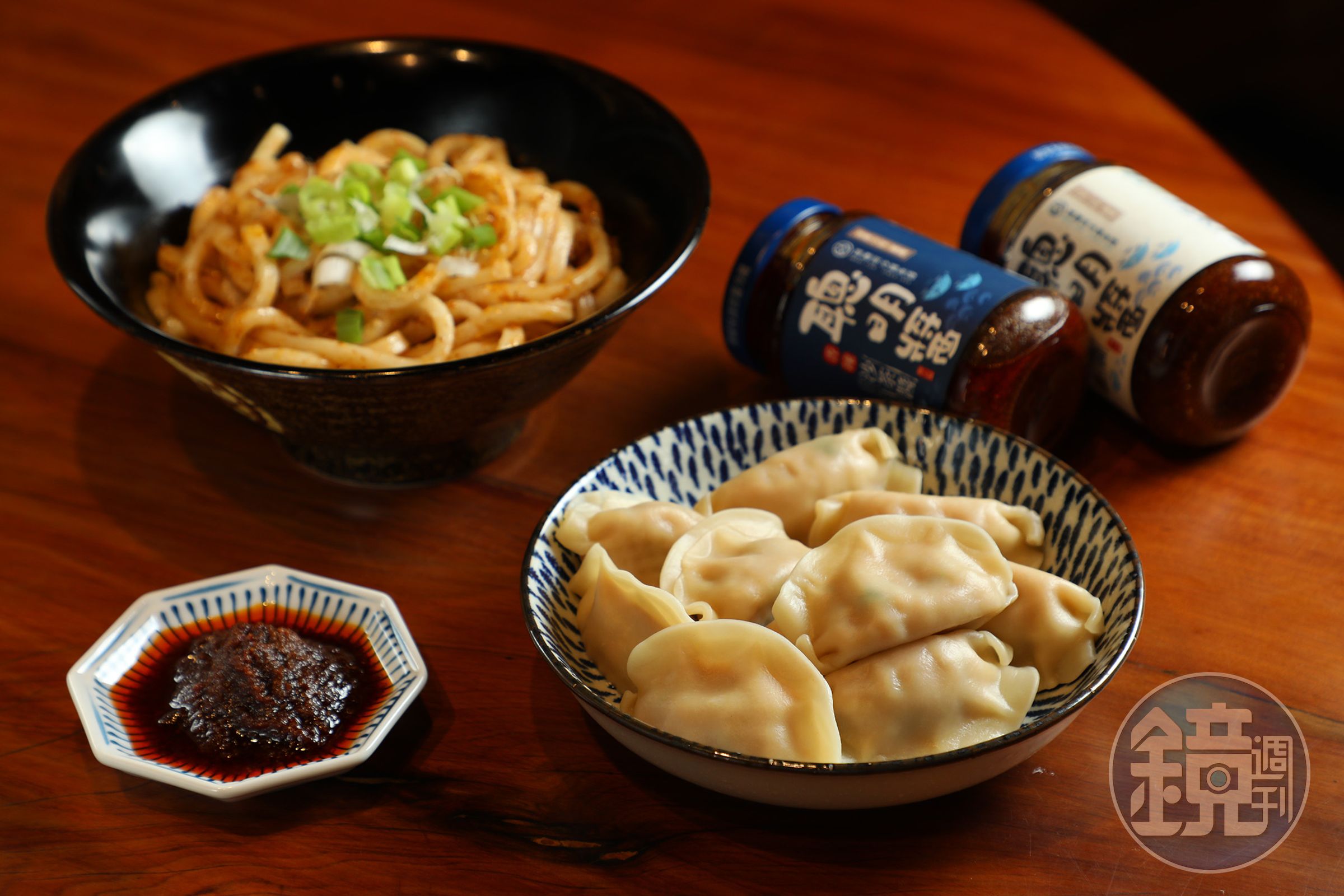 水餃（前，199元╱份）與烏龍麵（後，45元╱份）是品嘗沙鍋菜的熱門配餐。