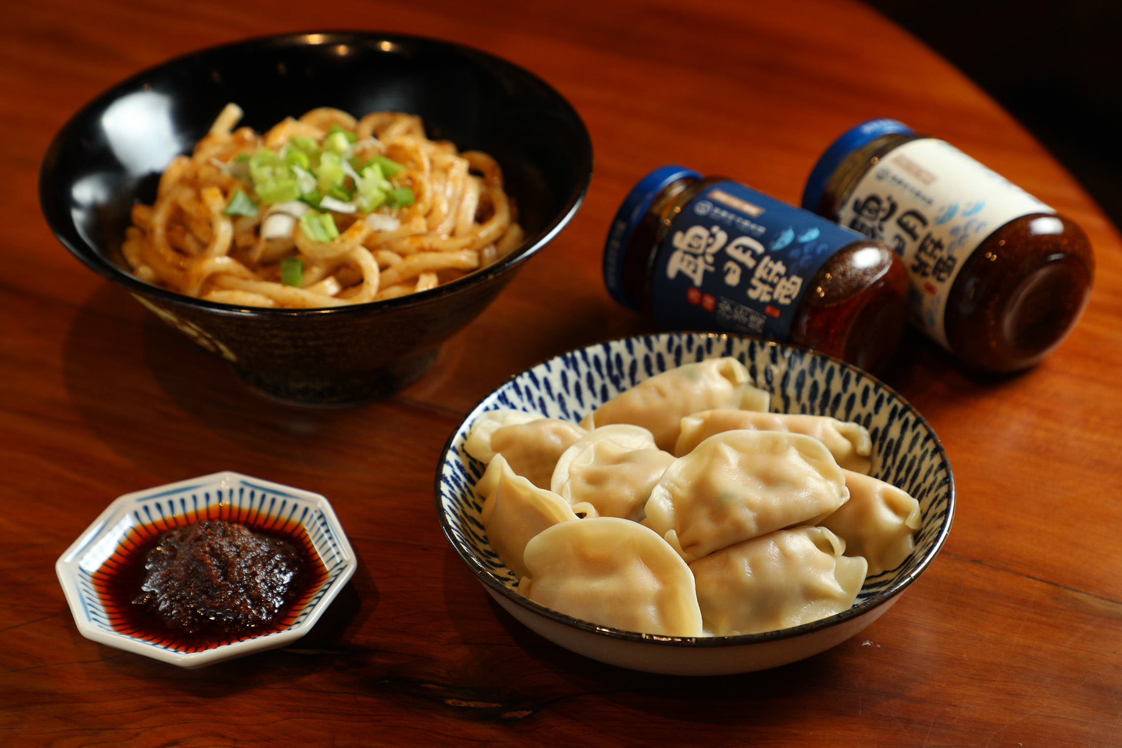 水餃（前，199元╱份）與烏龍麵（後，45元╱份）是品嘗沙鍋菜的熱門配餐。