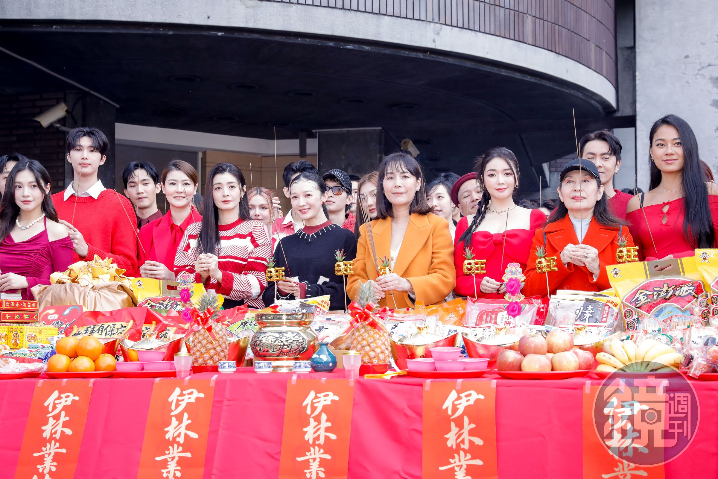 陳婉若今率領伊林娛樂團拜祈福。