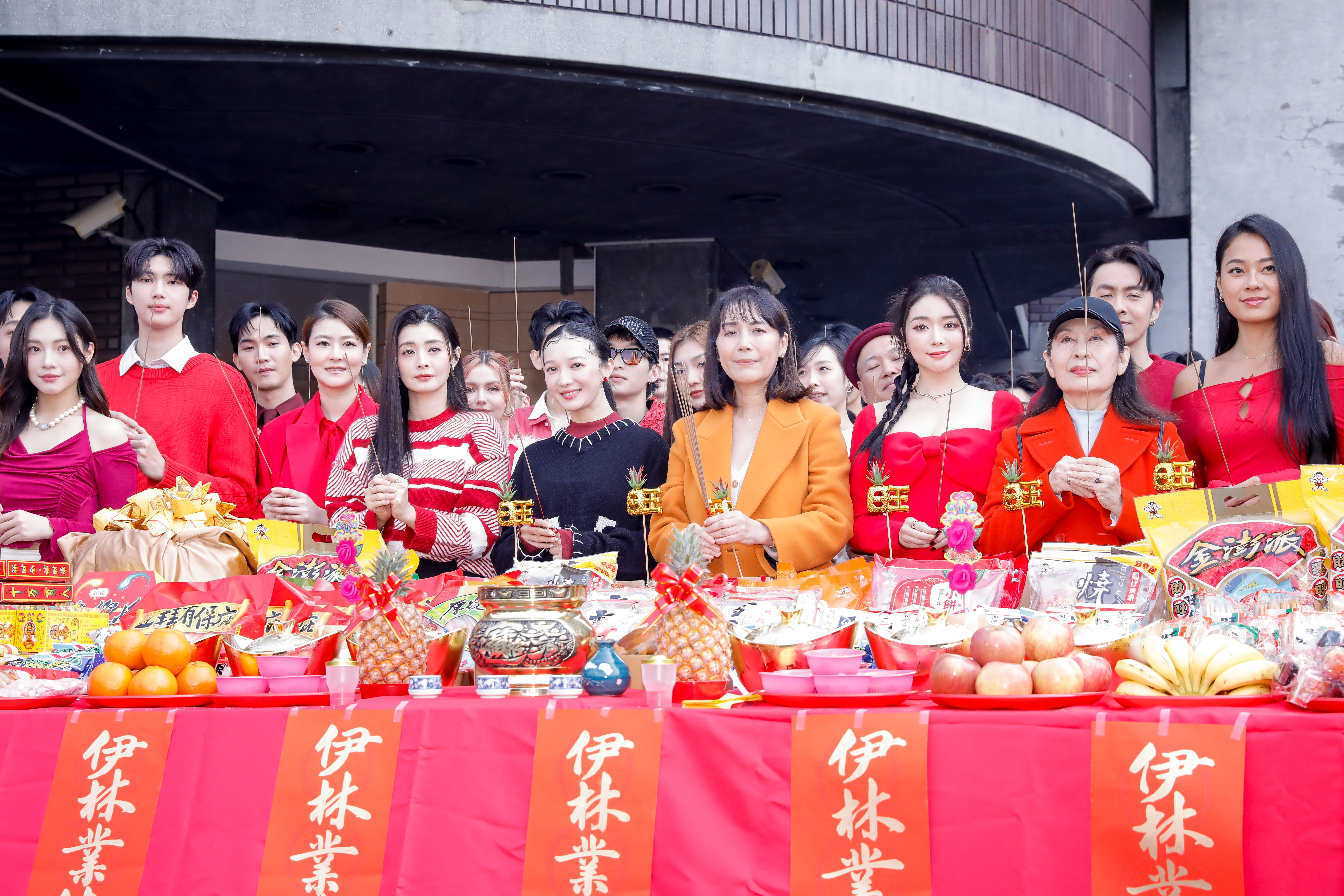 陳婉若今率領伊林娛樂團拜祈福。