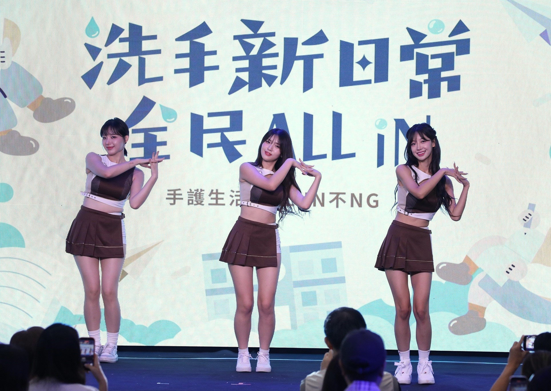 樂天女孩成員河智媛、廉世彬、禹洙漢現場唱跳金曲團隊打造的洗手神曲《ALL IN》。(攝影組)