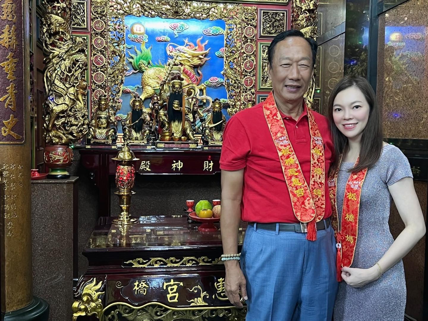 據報，自稱「媽祖廟阿銘」的郭台銘，常在農曆的大年初一，帶著妻子曾馨瑩與子女前往板橋慈惠宮參拜。（翻攝自郭台銘臉書）