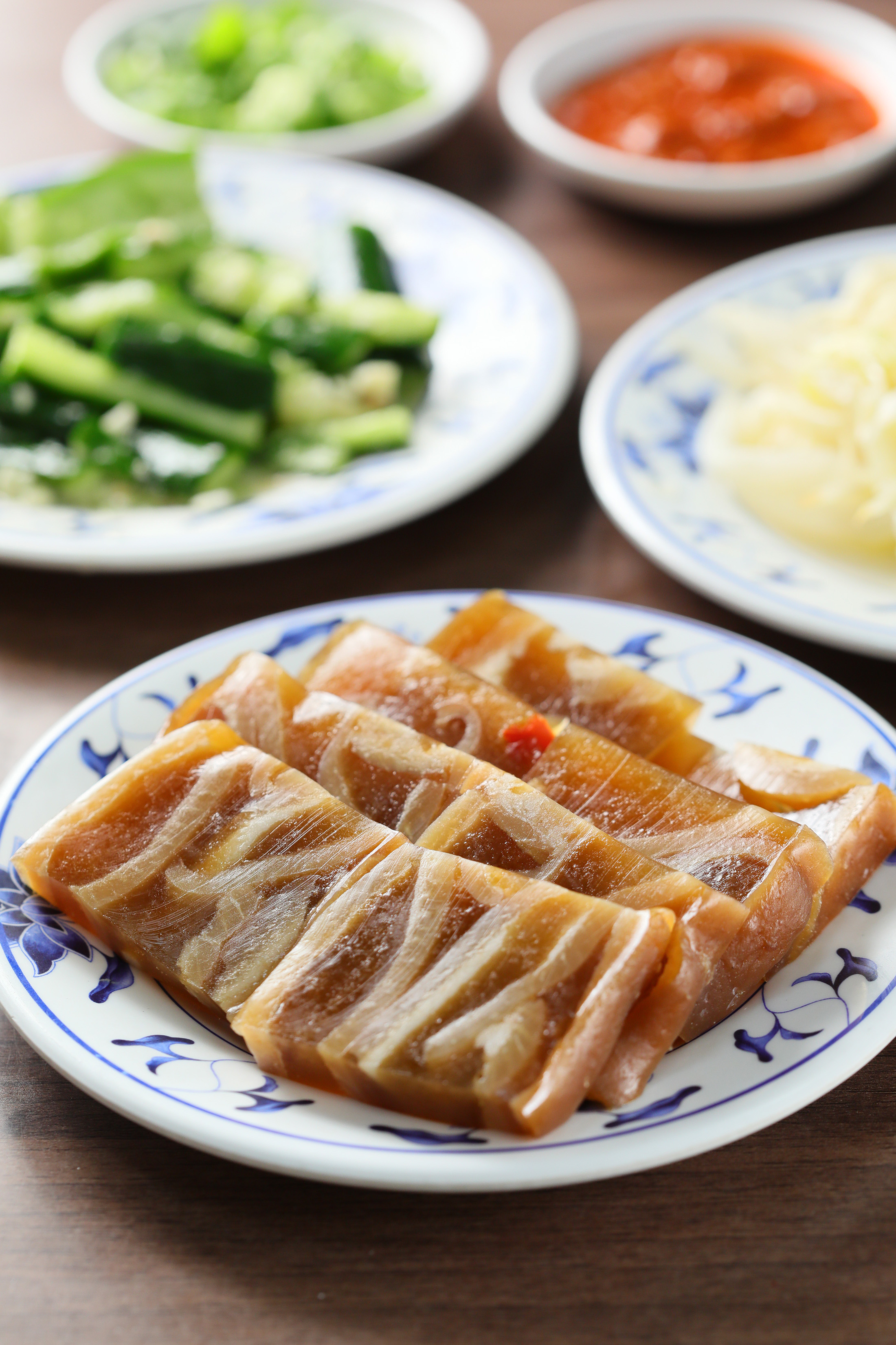 以細火慢煮6小時而成的「豬皮晶凍」，造型晶瑩剔透，是許多香港客人最喜歡點的功夫菜。（40元／份）