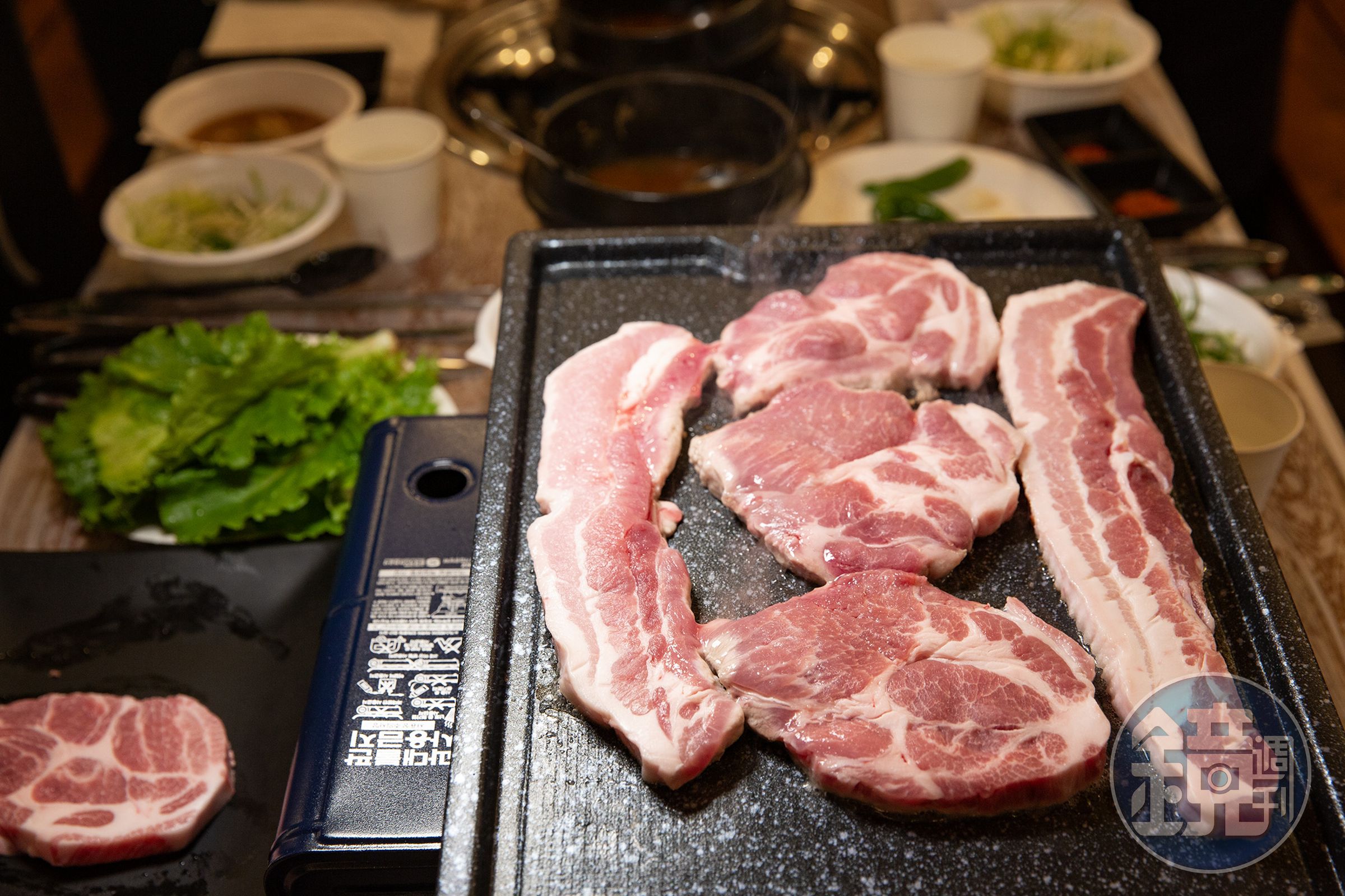豐富厚實的五花肉與梅花肉在鐵板上滋滋作響，在星空下享用儀式感十足。