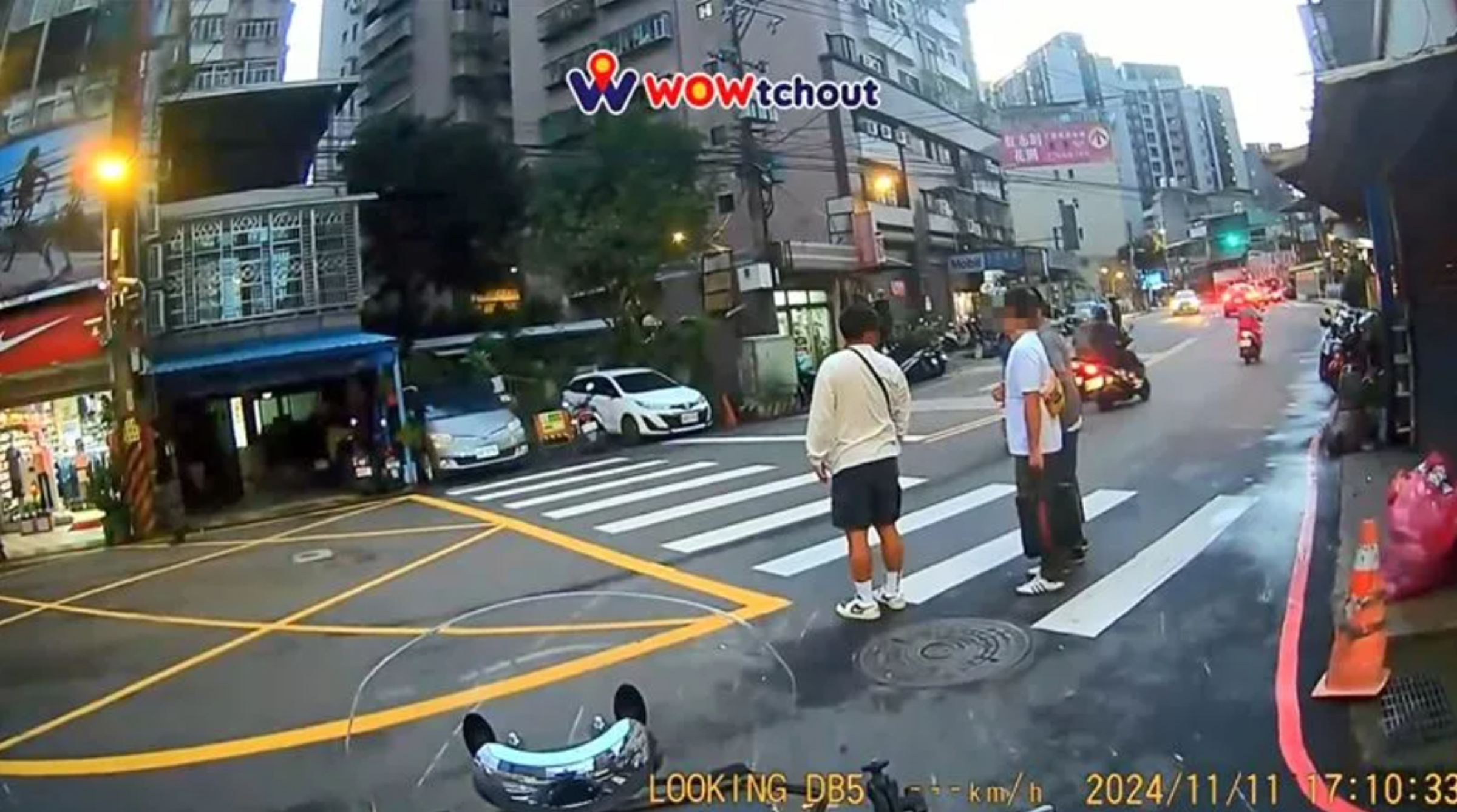 3名男子霸佔行人穿越道,讓騎士不敢通過道路。(翻攝自YouTube頻道「WoWtchout-地圖型行車影像分享平台」)