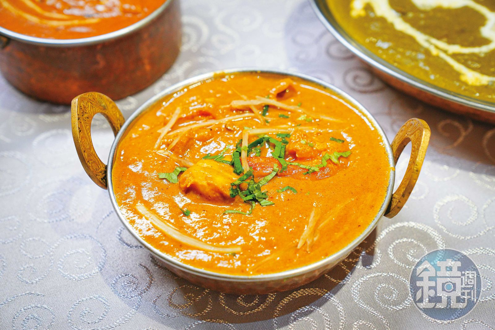 綜合海鮮咖哩（390元／份），搭配入口鬆軟的蒜味烤餅（下圖，80元／份），才能細細品味咖哩的靈魂─老店獨門的香料。