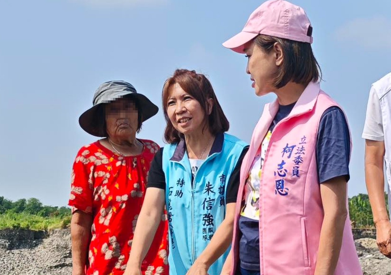 石麗君（中）訊後以100萬元交保。（翻攝自柯志恩臉書）